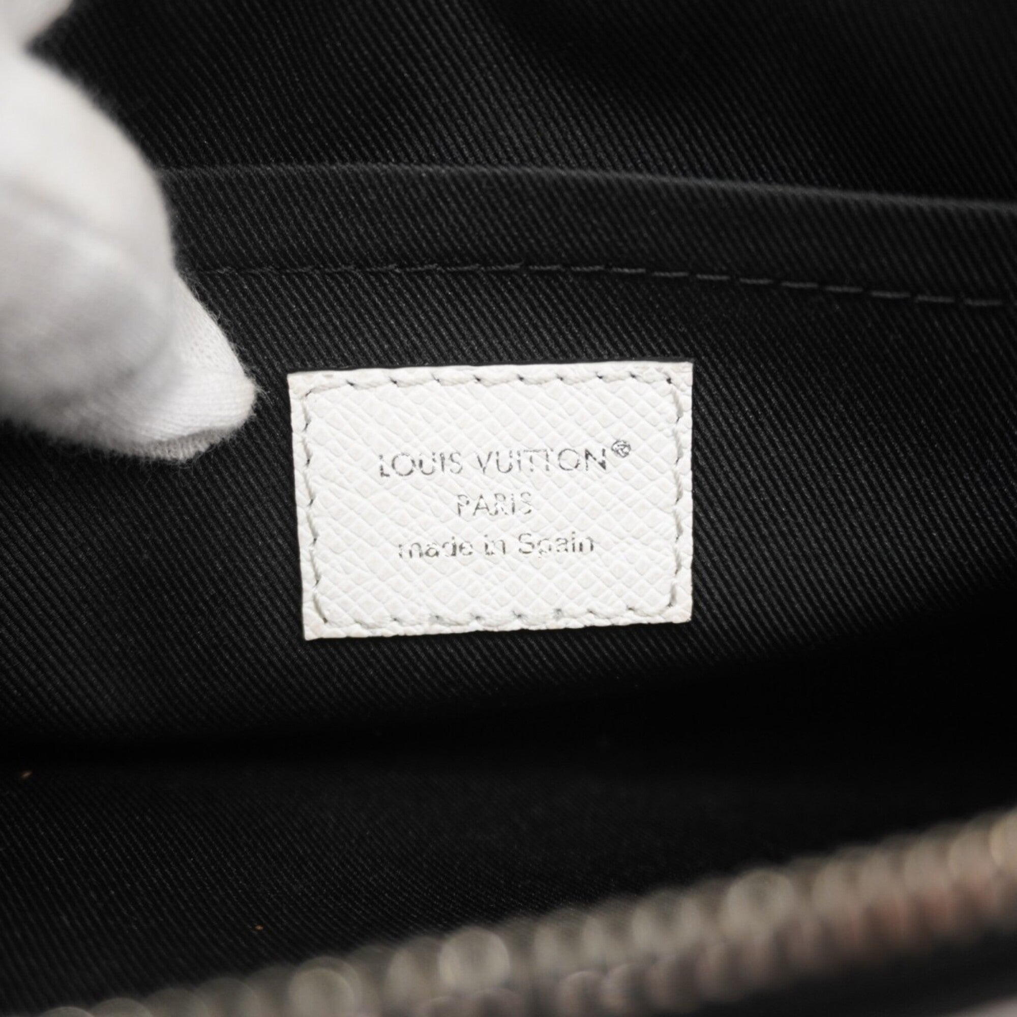 Louis Vuitton Blanc Shoulder Bag (Pre-Owned)