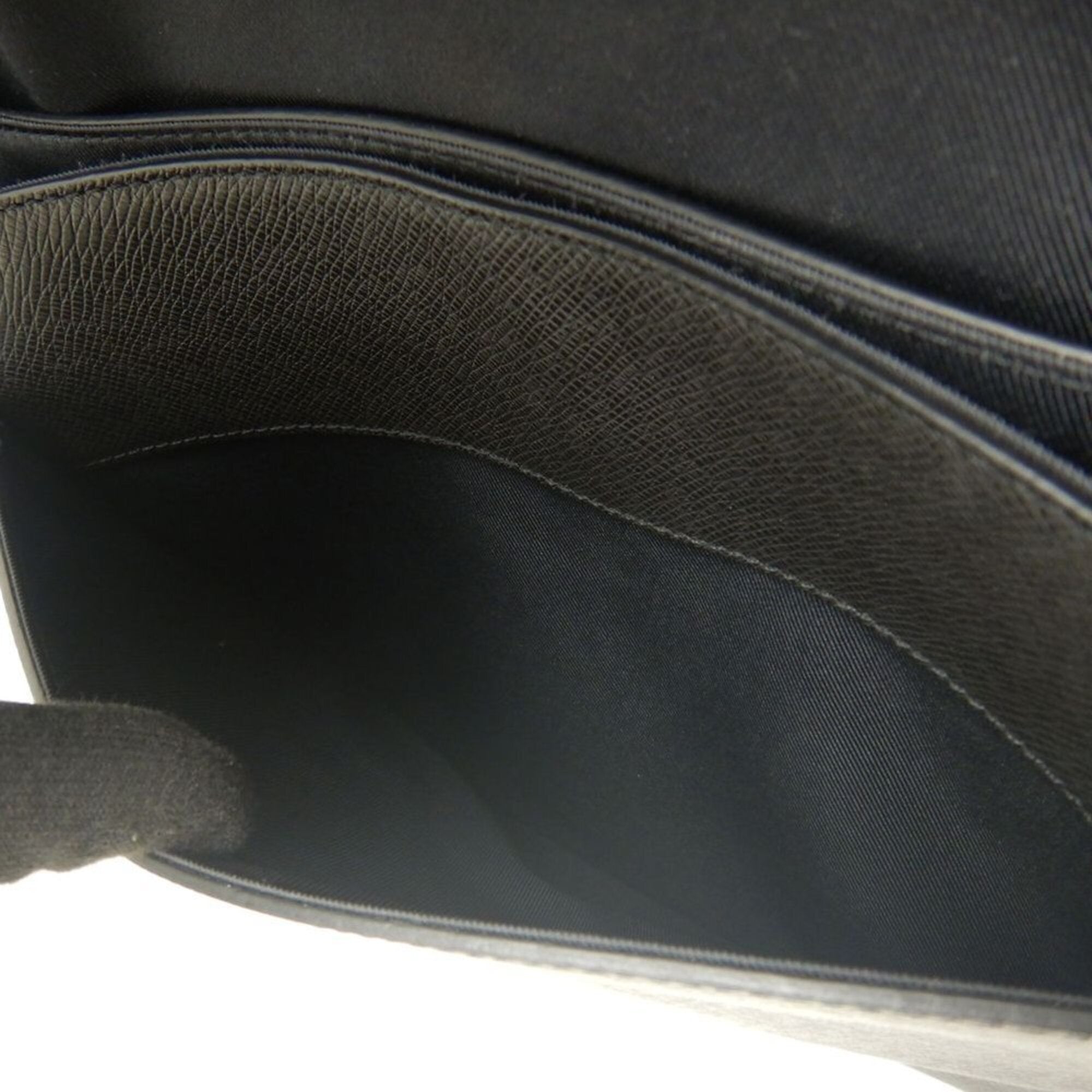 Louis Vuitton Noir Taiga Leather Shoulder Bag (Pre-Owned)