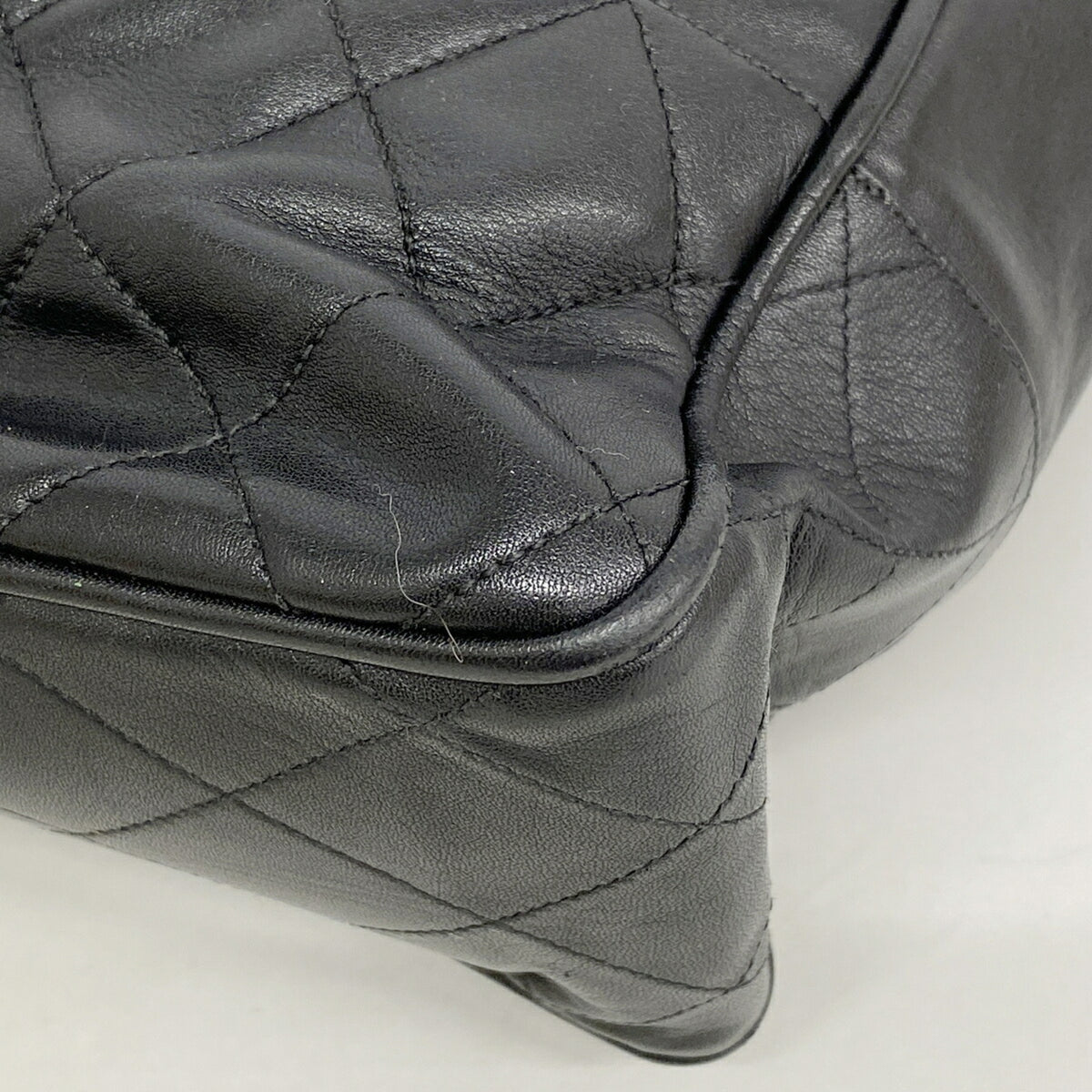 Chanel Black Leather Shoulder Bag (Pre-Owned)
