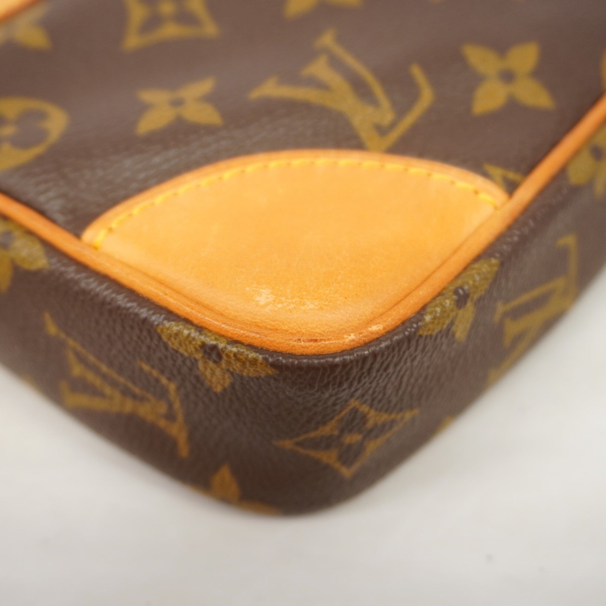 Louis Vuitton Brown Clutch Bag (Pre-Owned)