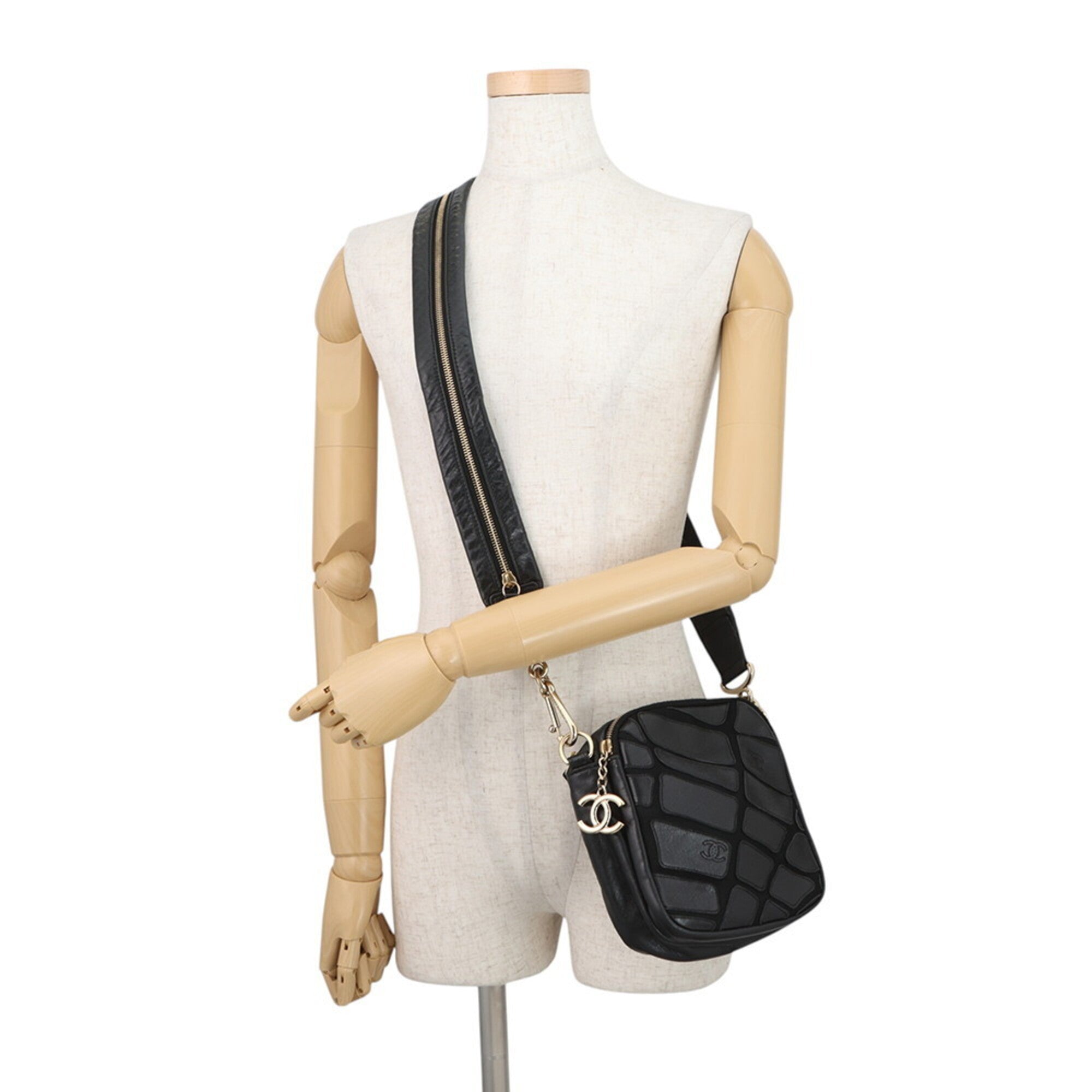 Chanel Black Leather Shoulder Bag (Pre-Owned)
