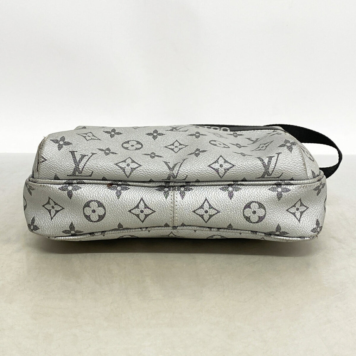 Louis Vuitton Silver Shoulder Bag (Pre-Owned)