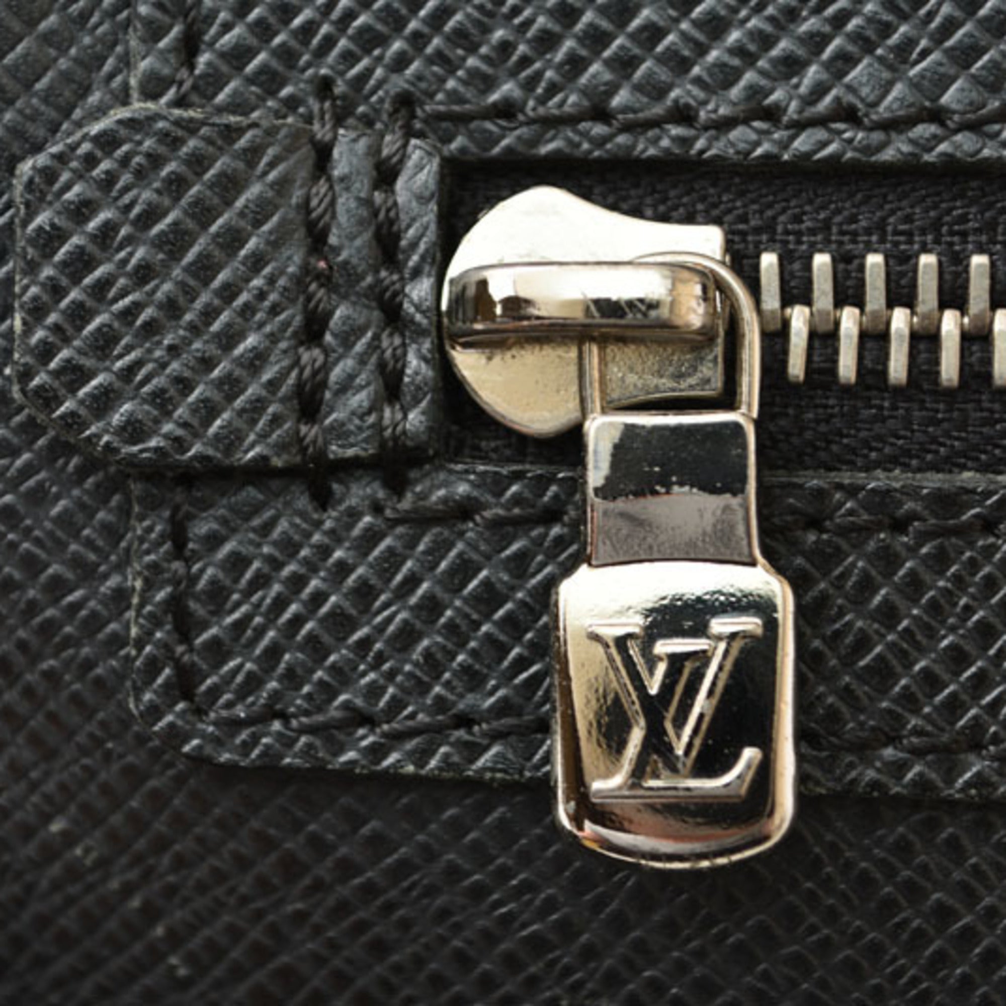 Louis Vuitton Ardoise Black Taiga Leather Clutch Bag (Pre-Owned)