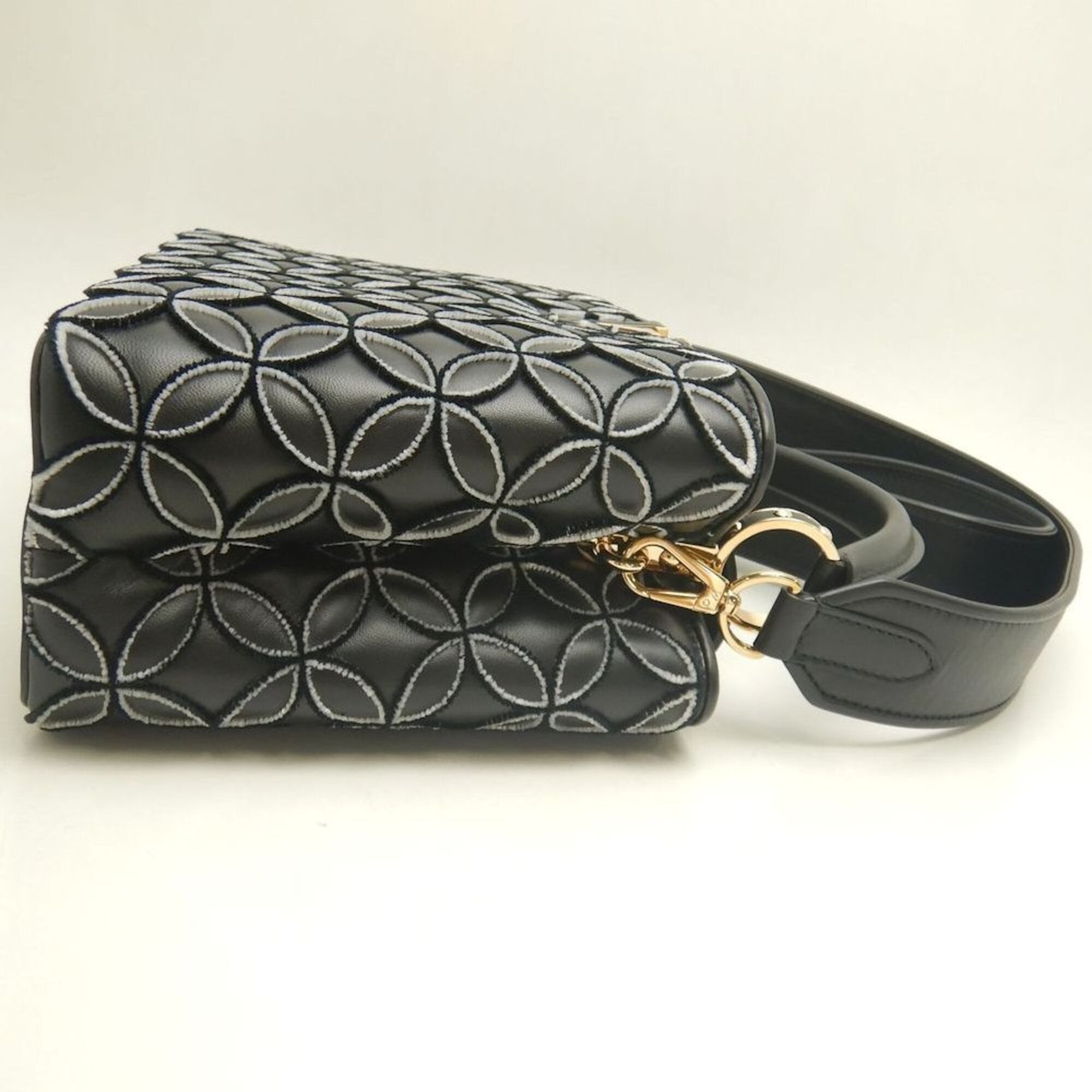 Louis Vuitton Noir Leather Handbag (Pre-Owned)