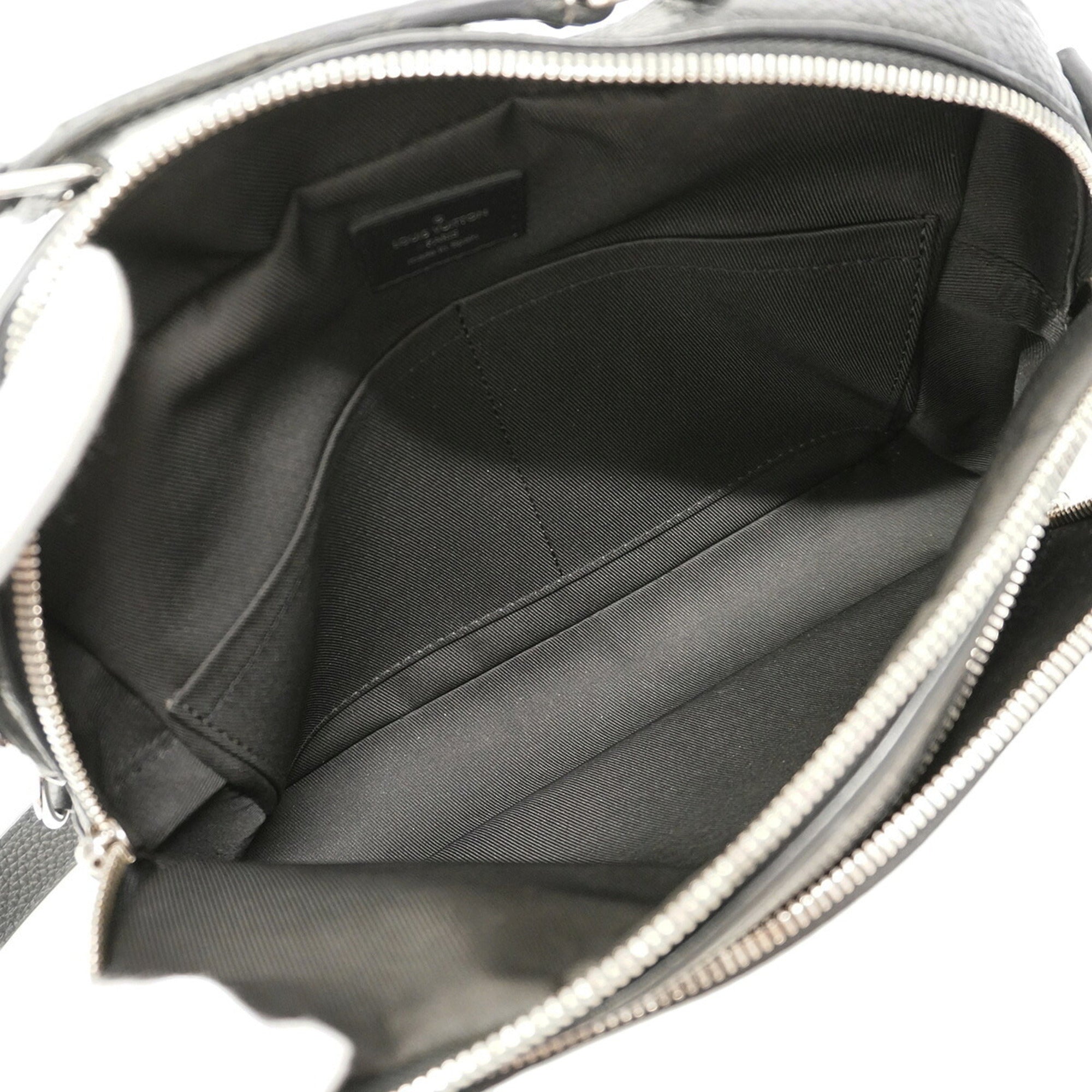 Louis Vuitton Noir Handbag (Pre-Owned)