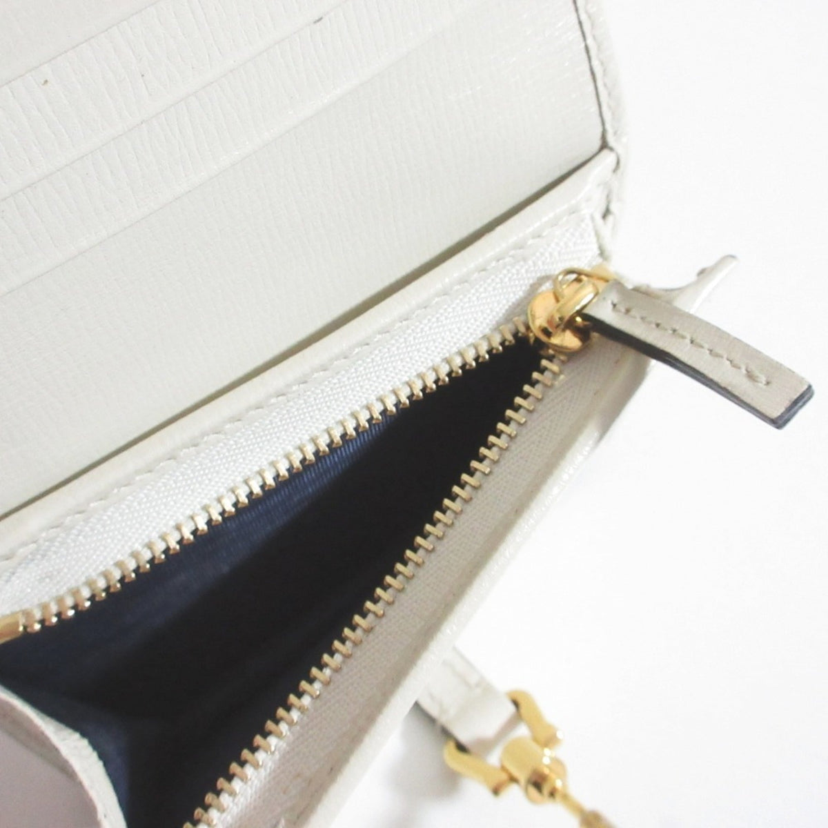 Gucci Grayish White Wallet (Bi-Fold) (Pre-Owned)