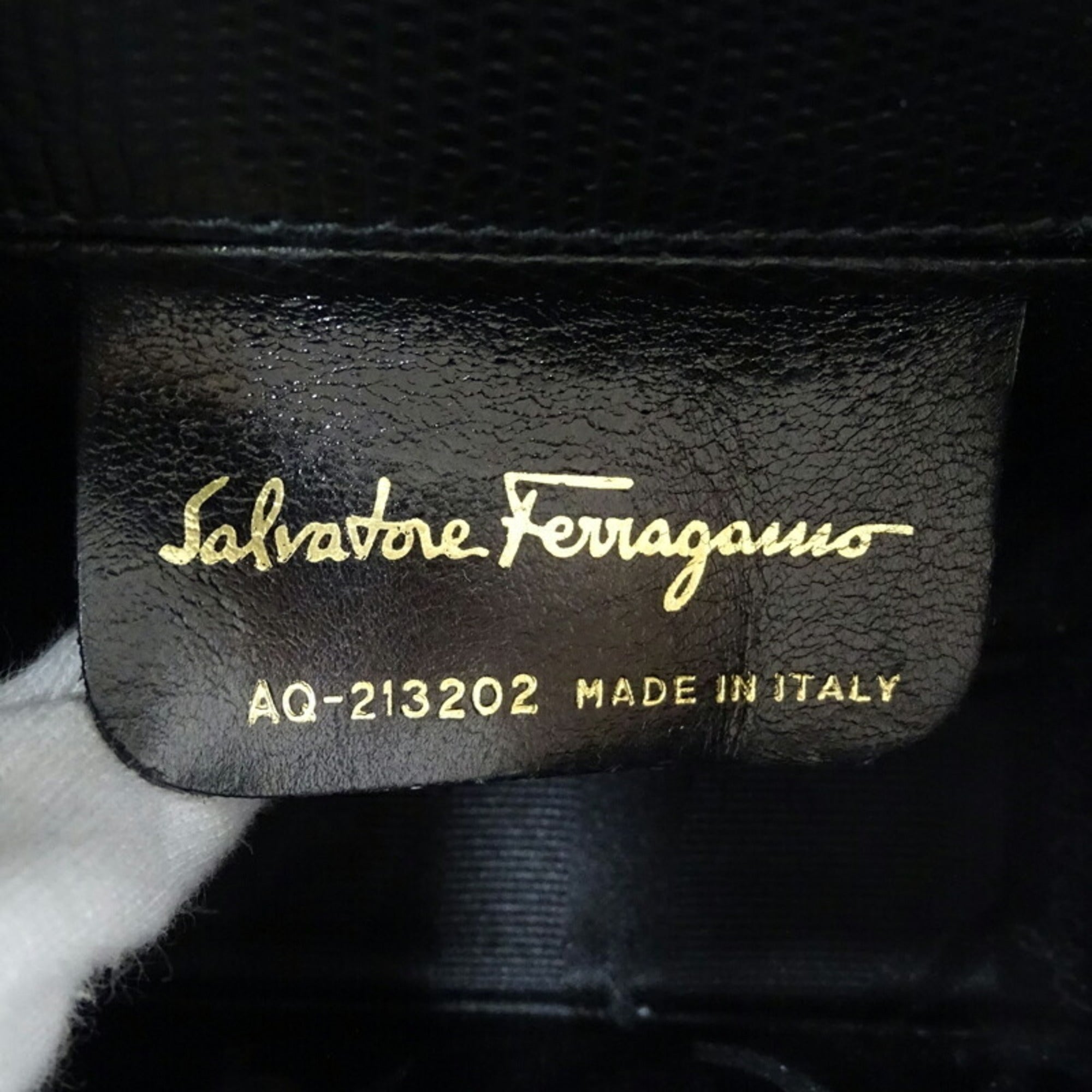 Salvatore Ferragamo Black Leather Shoulder Bag (Pre-Owned)