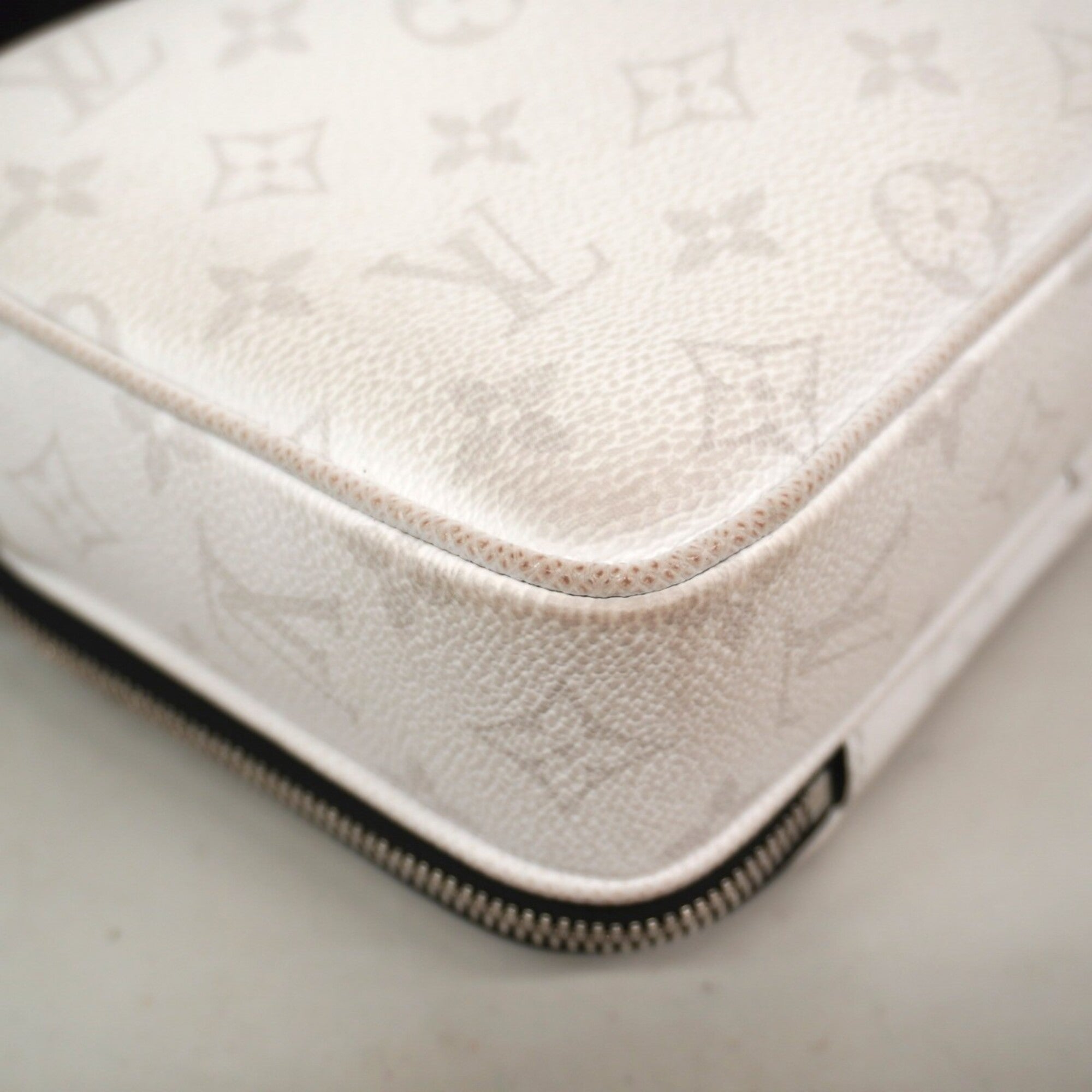 Louis Vuitton Blanc Shoulder Bag (Pre-Owned)