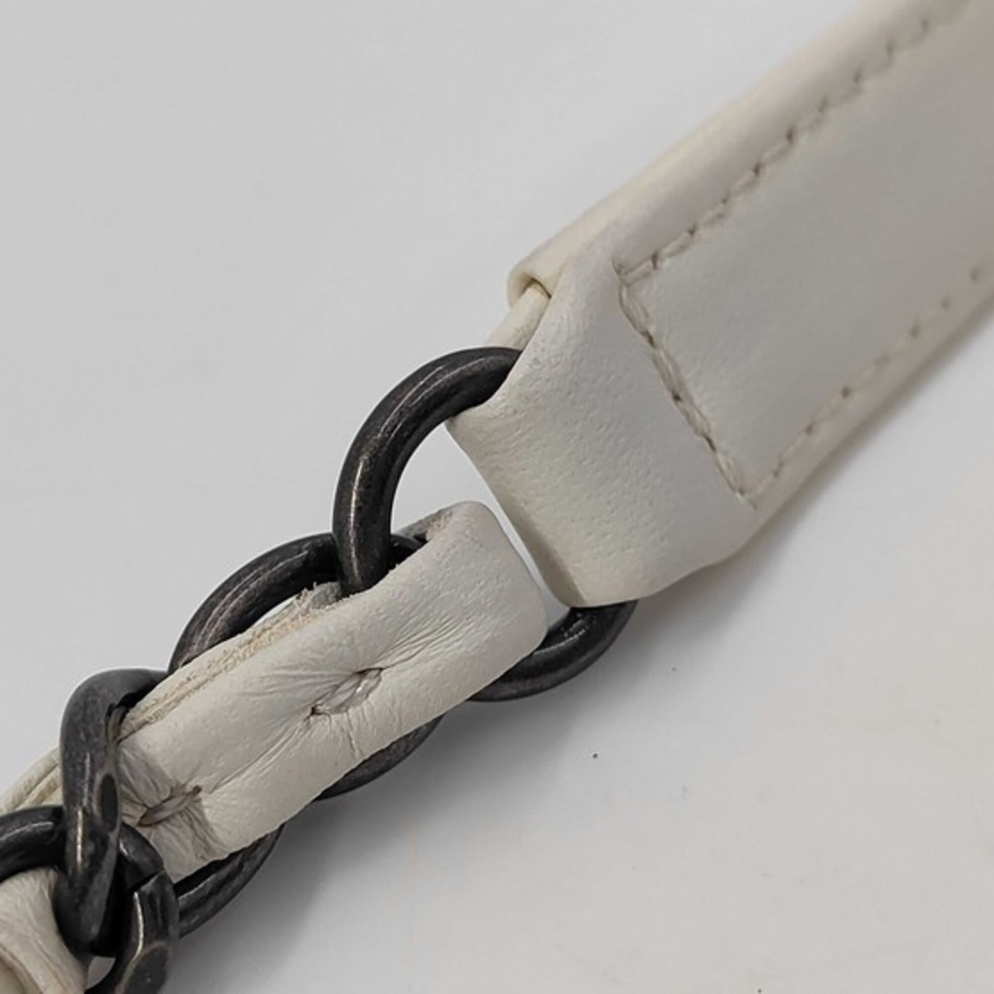 Chanel White Leather Shoulder Bag (Pre-Owned)