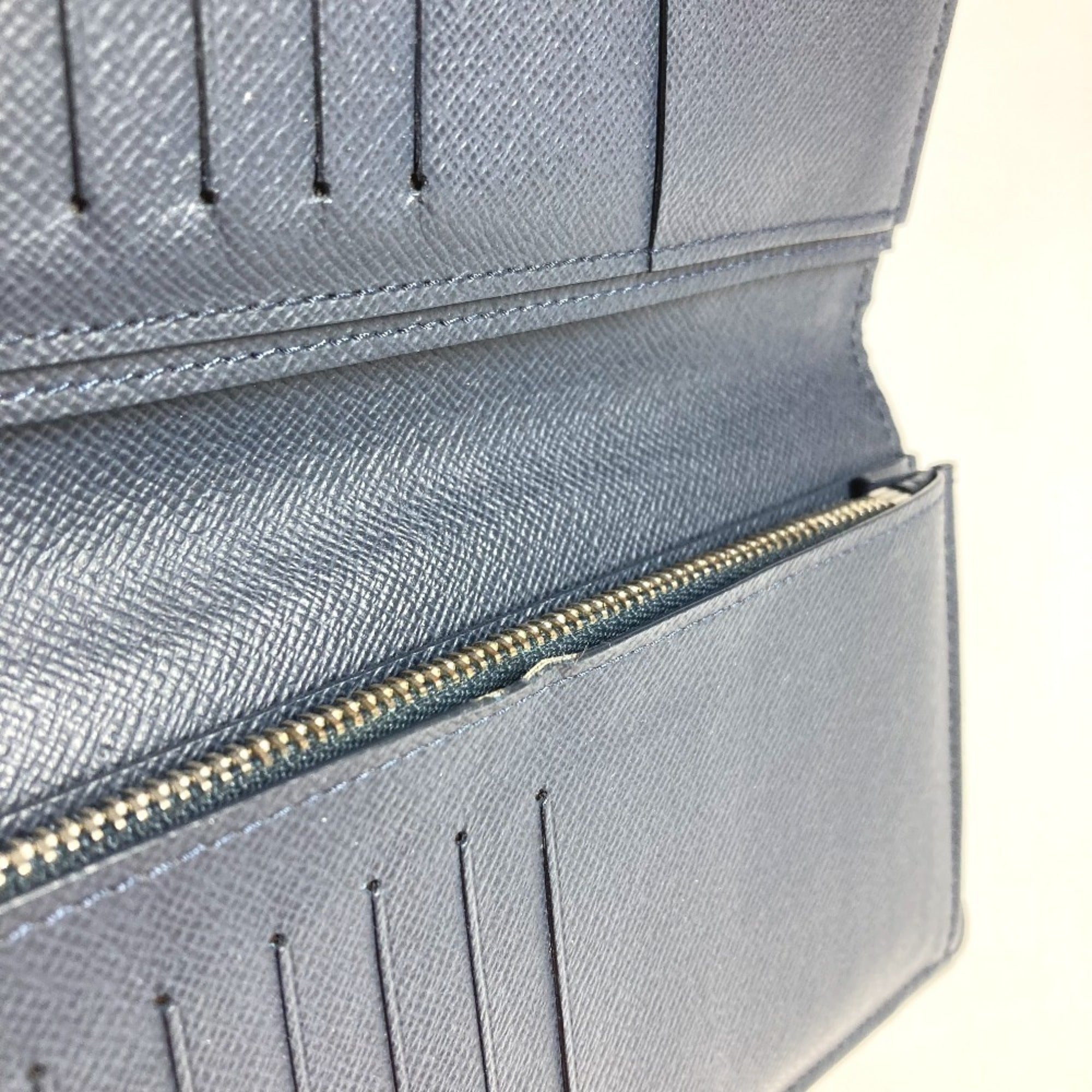 Louis Vuitton Blue Ocean Taiga Leather Leather Long Wallet (Bi-Fold) (Pre-Owned)