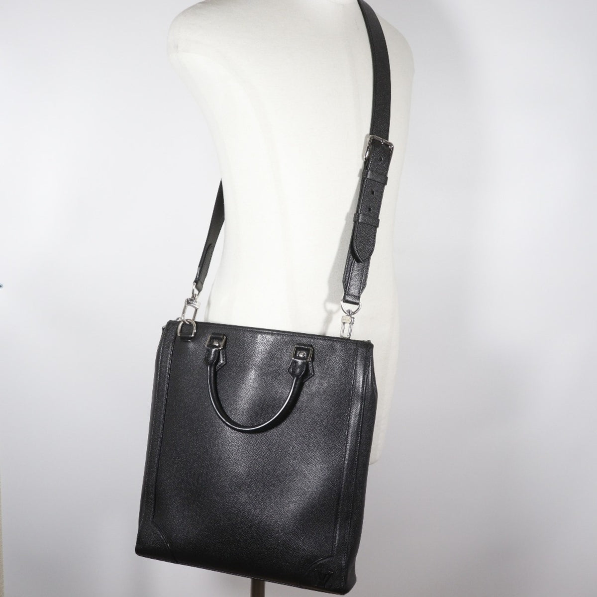 Louis Vuitton Taiga Black Taiga Leather Handbag Tote Bag (Pre-Owned)