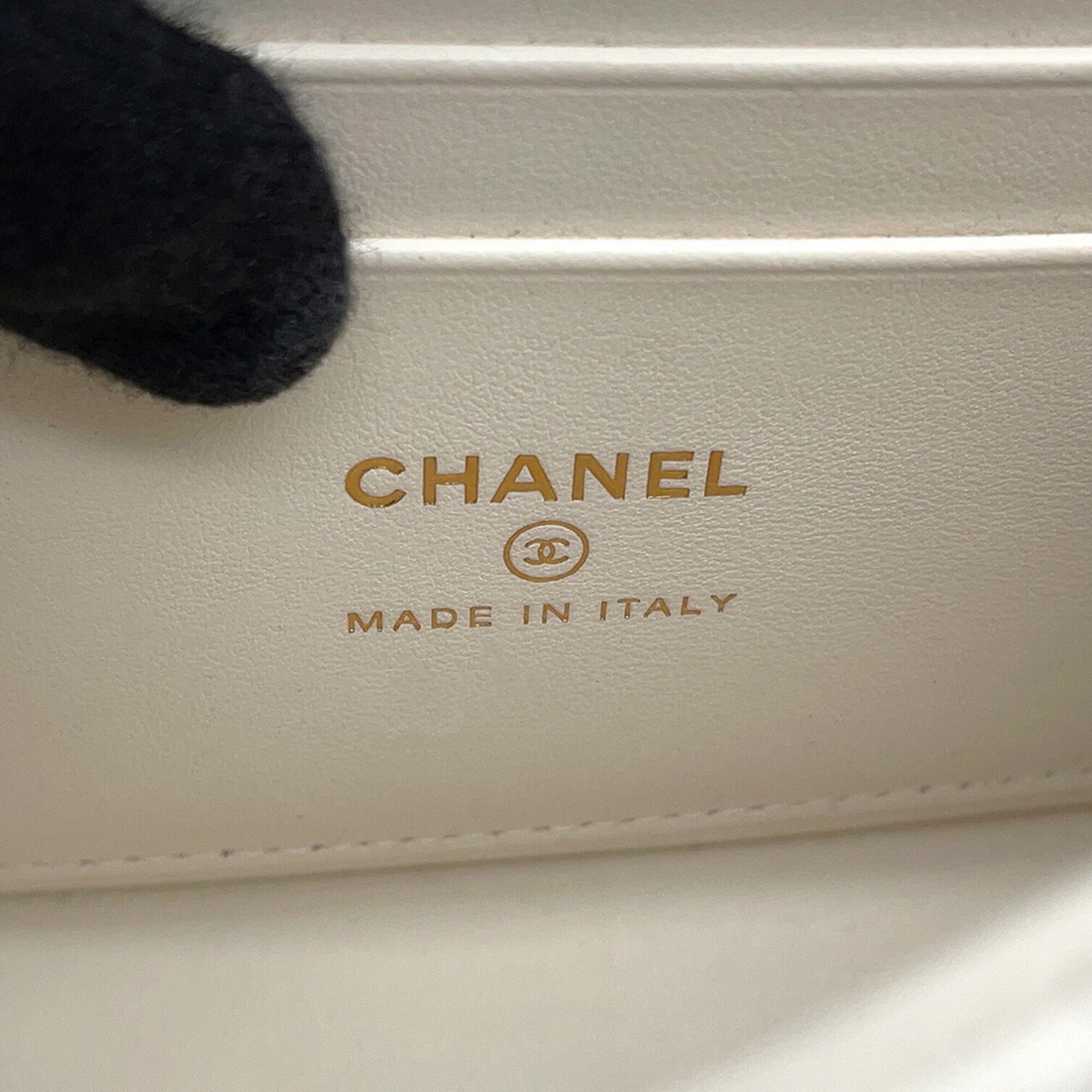 Chanel Matelasse White Grained Calfskin Handbag (Pre-Owned)