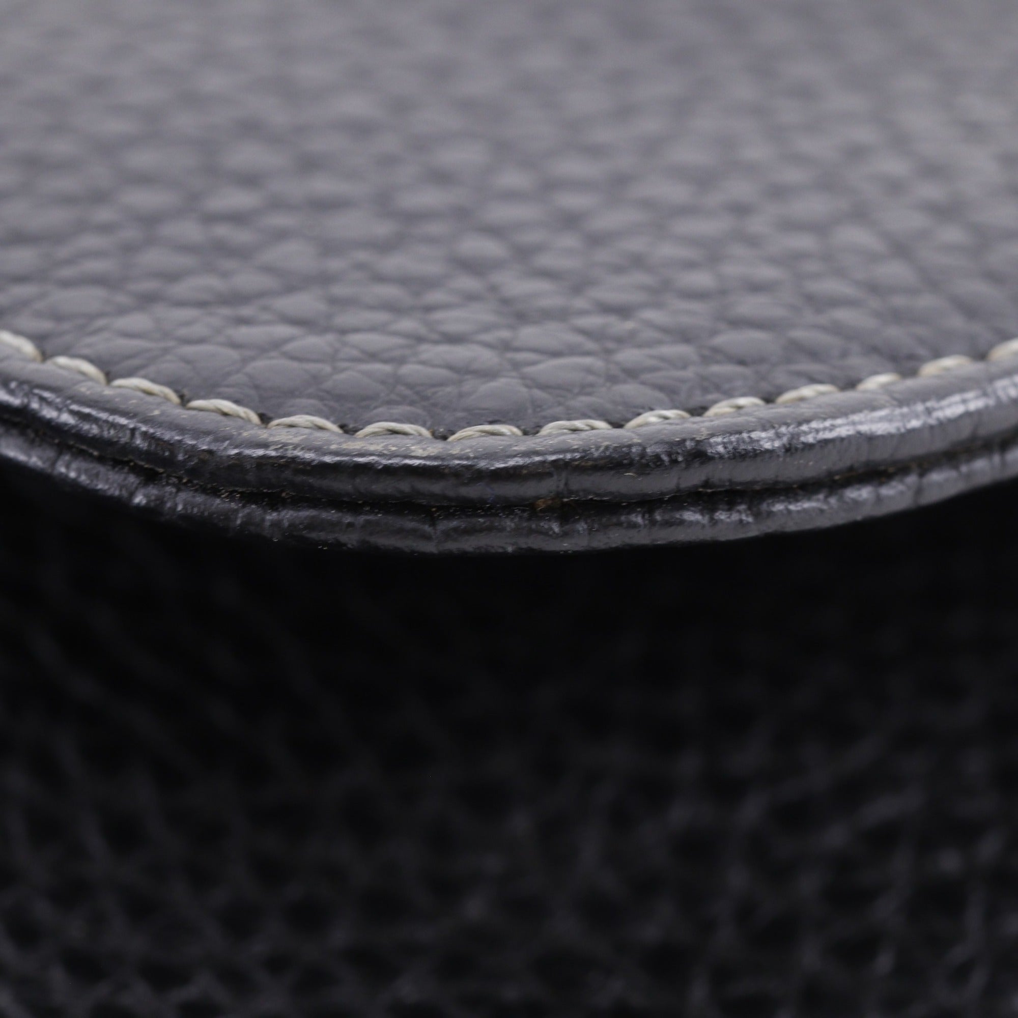 Loewe Black Leather Shoulder Bag (Pre-Owned)