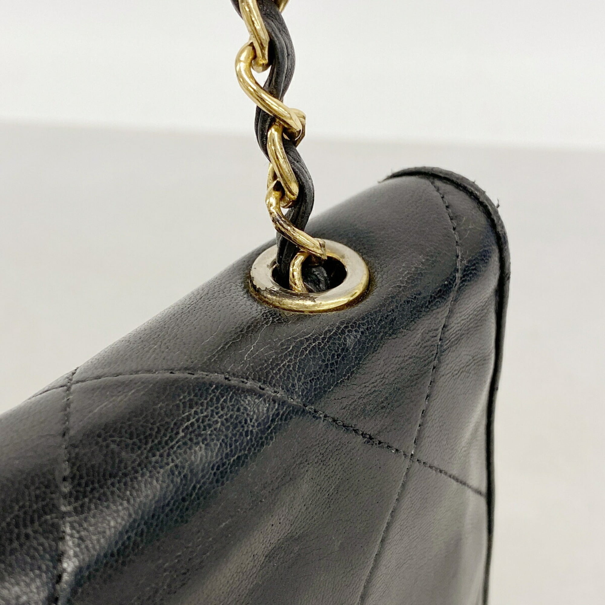 Chanel Black Leather Shoulder Bag (Pre-Owned)