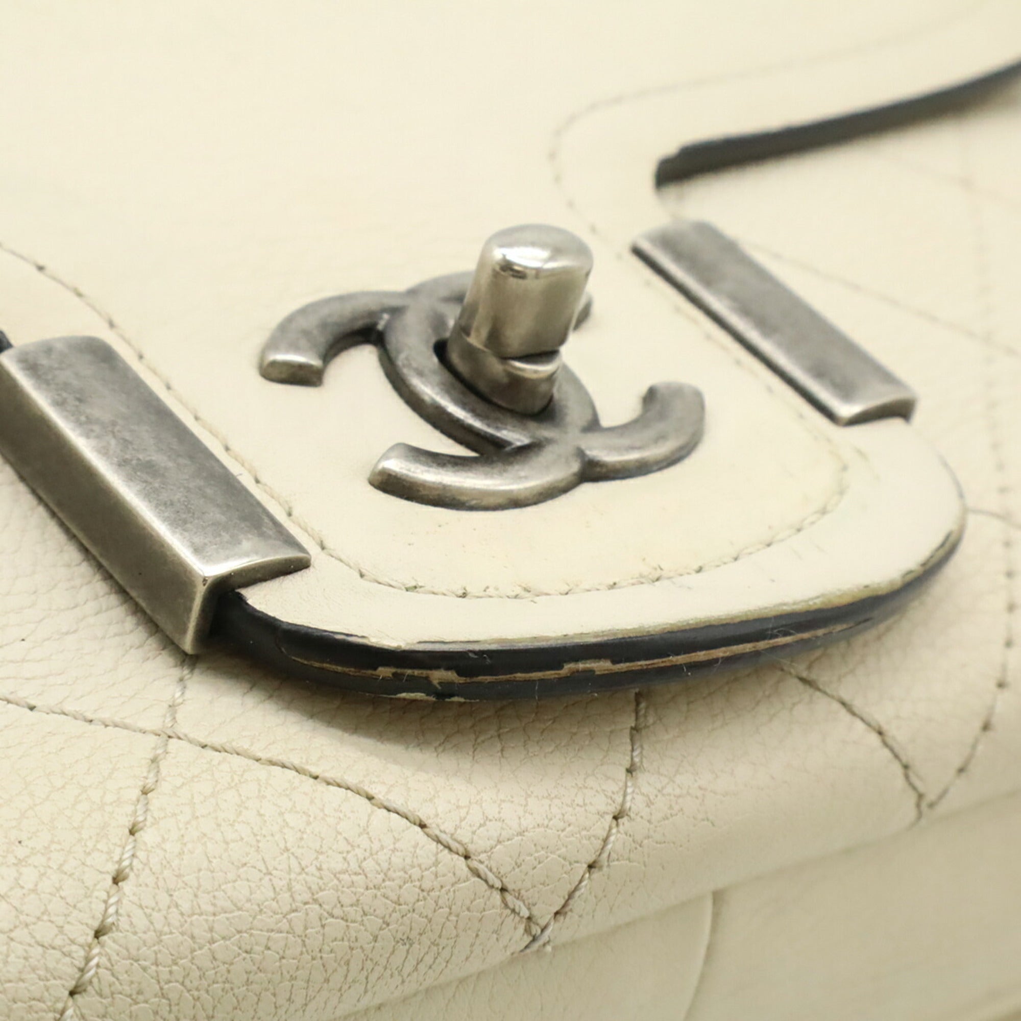 Chanel Ivory Leather Handbag Shoulder Bag (Pre-Owned)