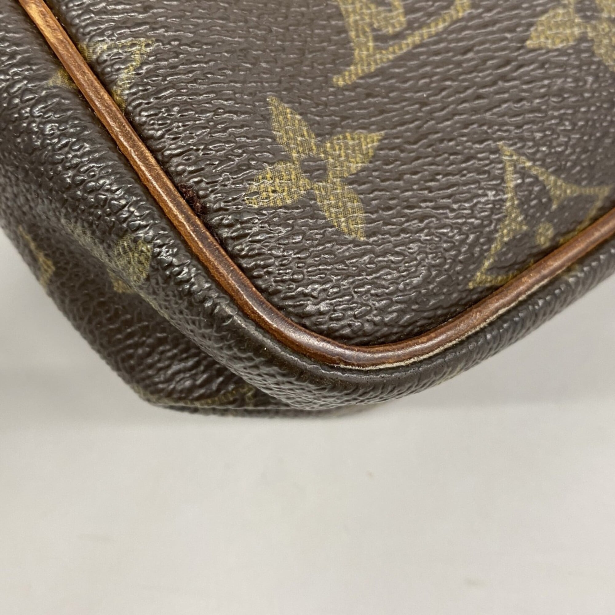 Louis Vuitton Brown Clutch Bag (Pre-Owned)