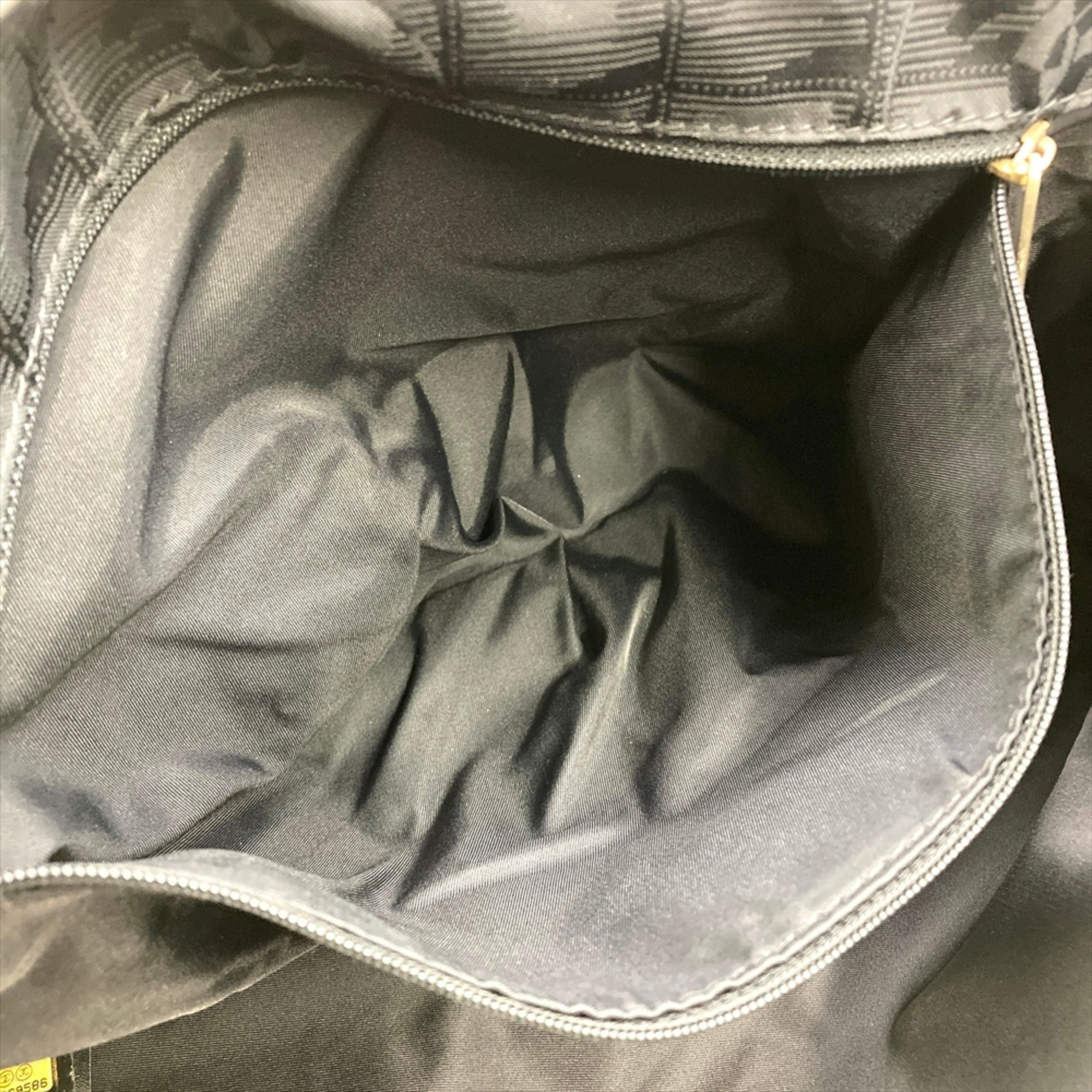 Chanel Black Nylon Shoulder Bag (Pre-Owned)