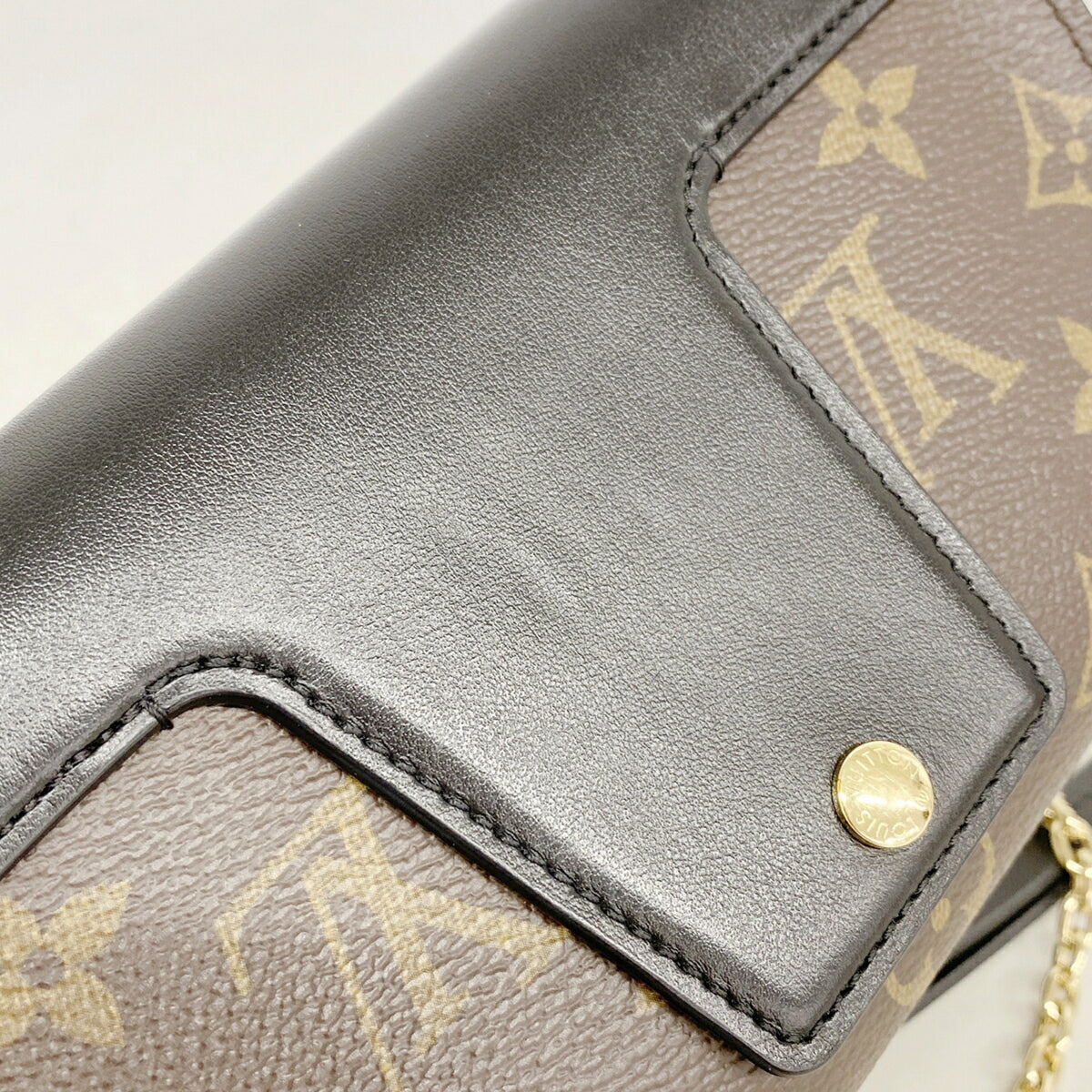 Louis Vuitton Noir Shoulder Bag (Pre-Owned)