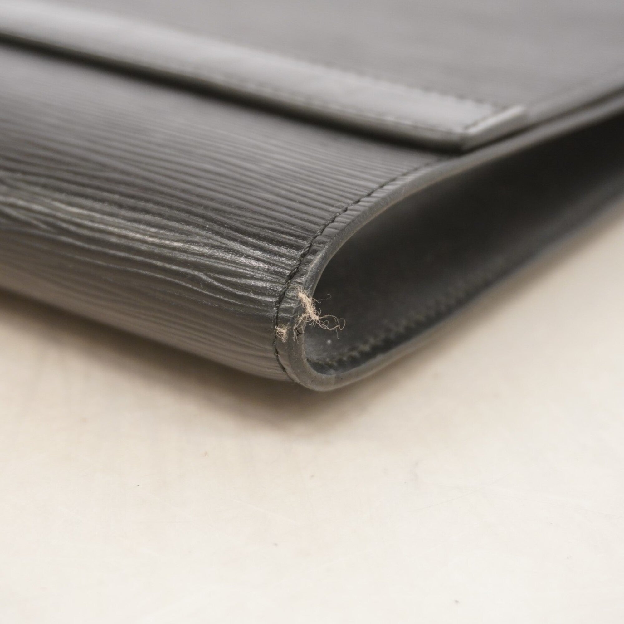 Louis Vuitton Noir Clutch Bag (Pre-Owned)