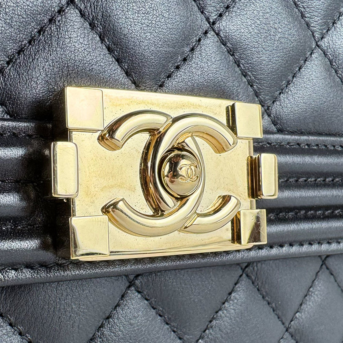 Chanel Black Leather Shoulder Bag (Pre-Owned)