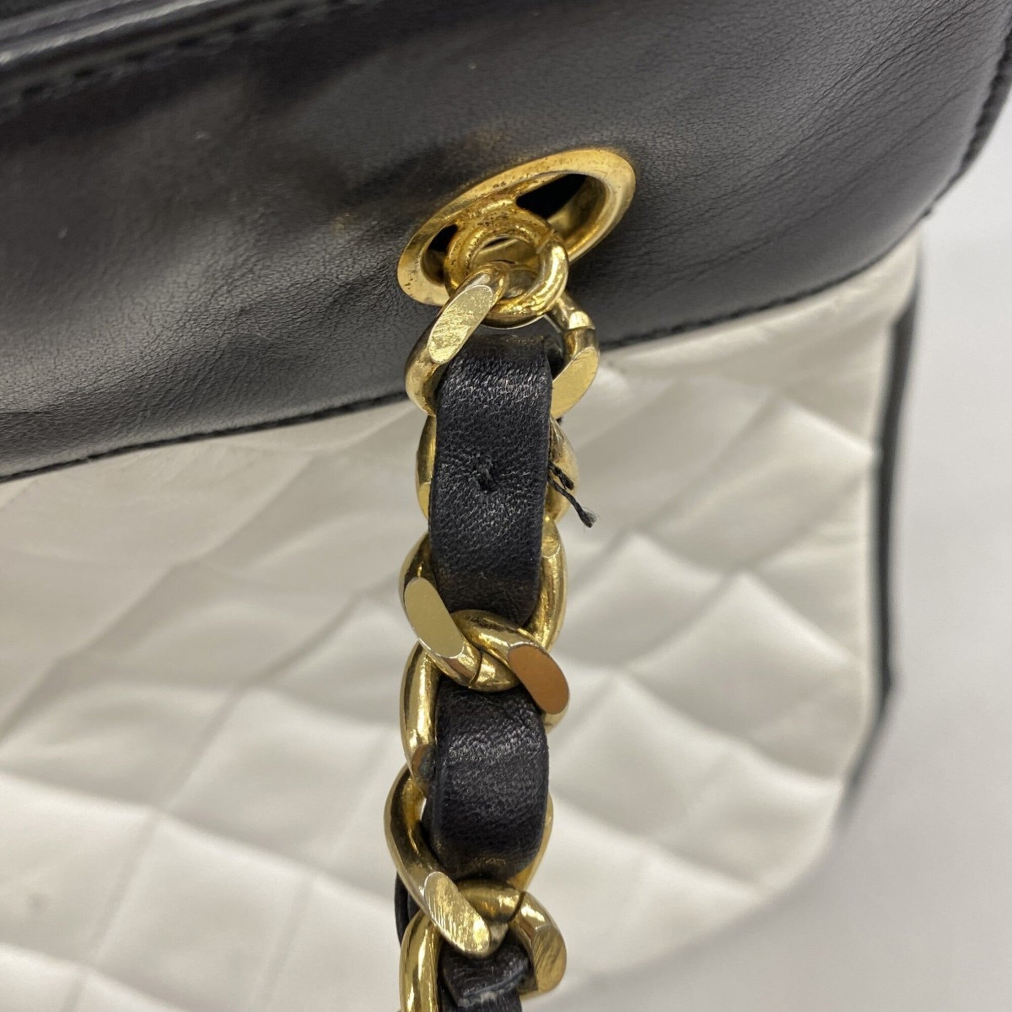 Chanel Black White Leather Shoulder Bag (Pre-Owned)