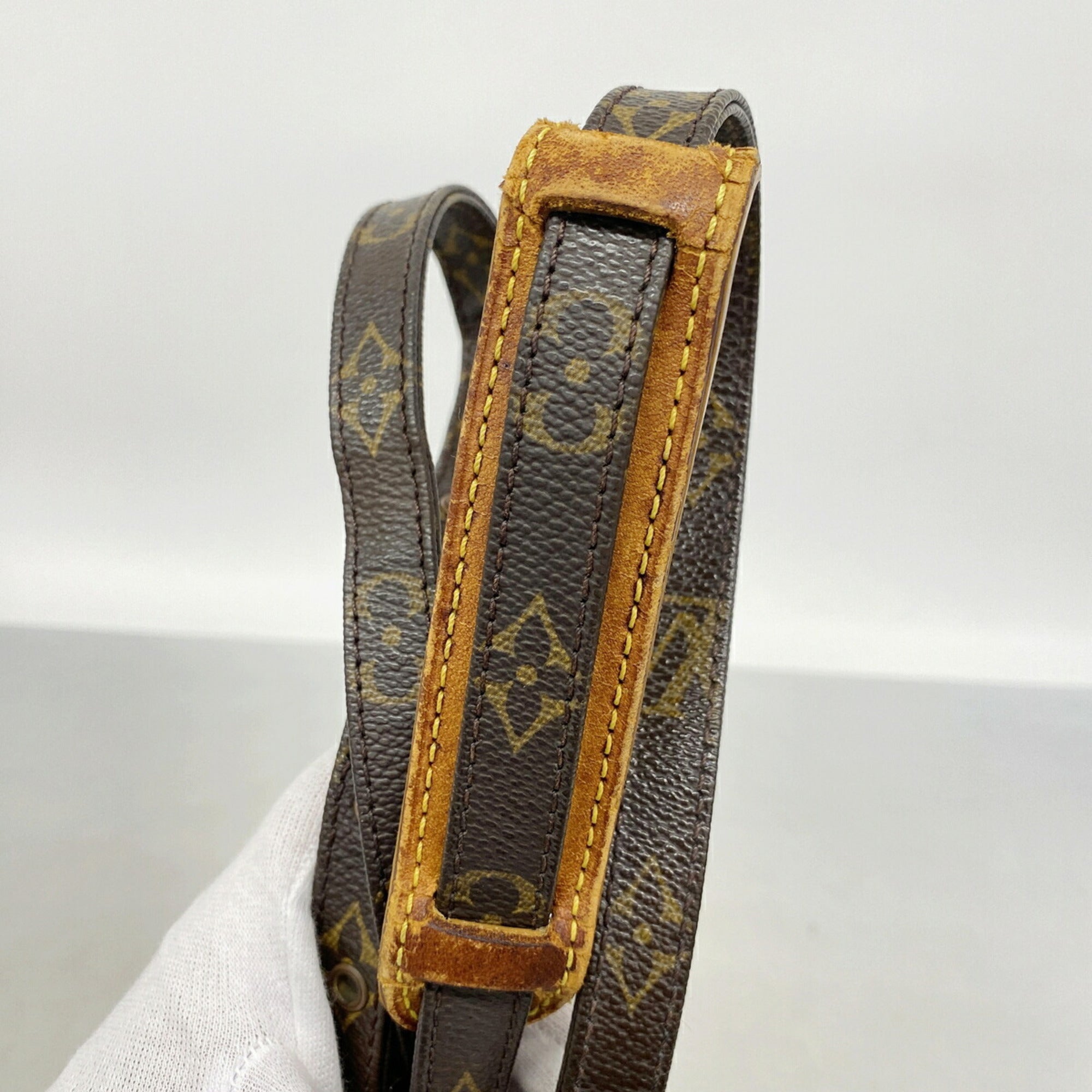 Louis Vuitton Brown Shoulder Bag (Pre-Owned)