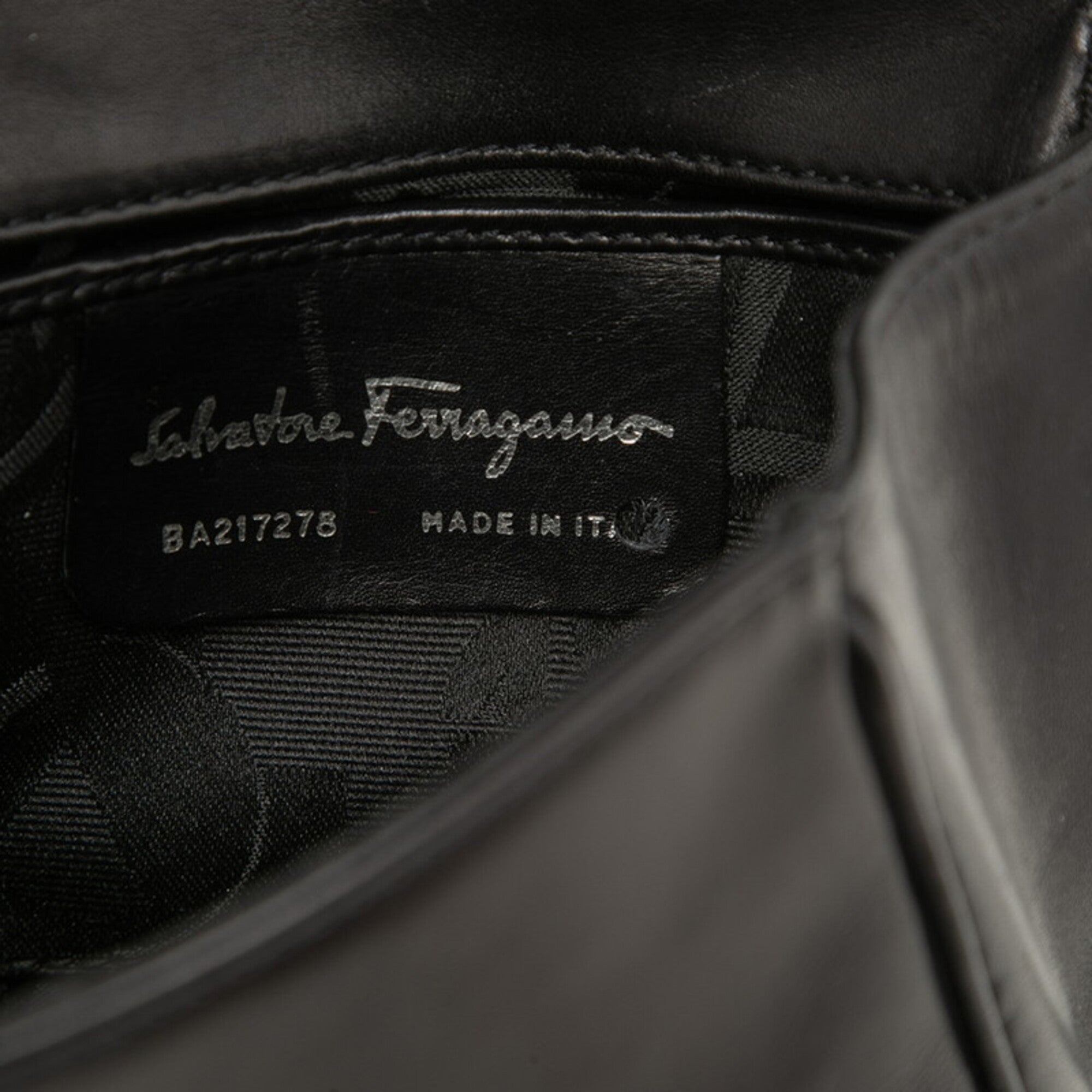 Salvatore Ferragamo Black Leather Shoulder Bag (Pre-Owned)