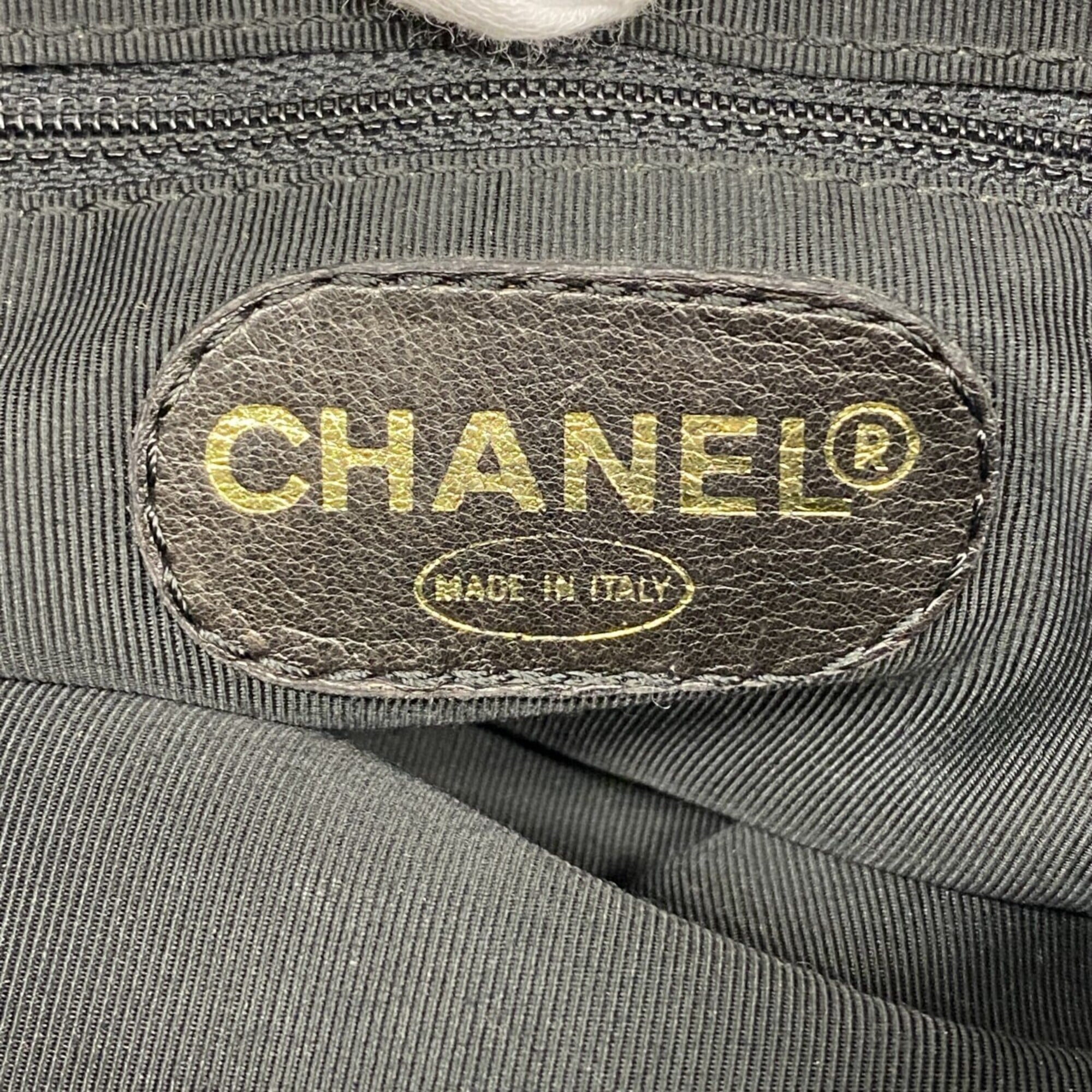 Chanel Black Leather Shoulder Bag (Pre-Owned)