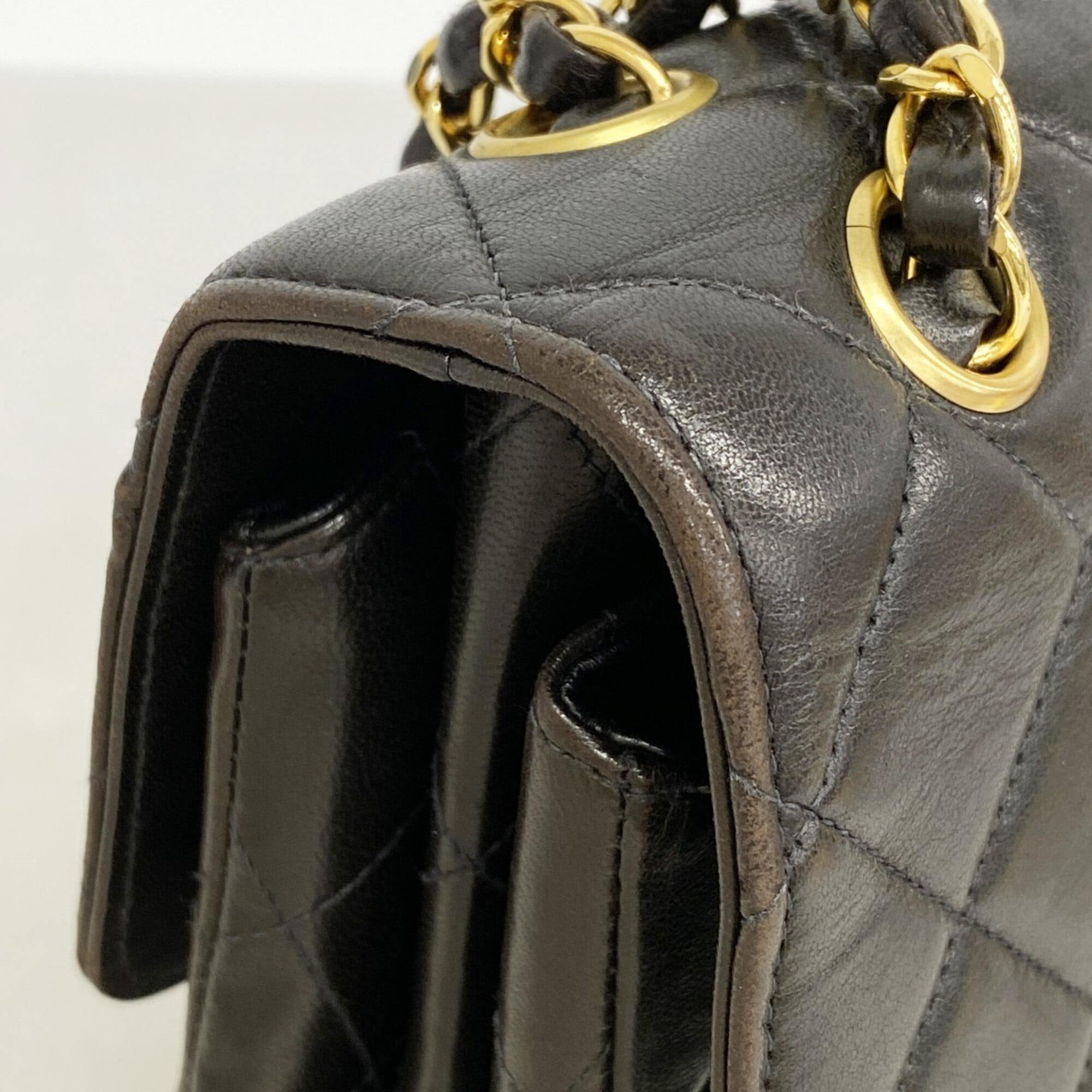 Chanel Black Leather Shoulder Bag (Pre-Owned)