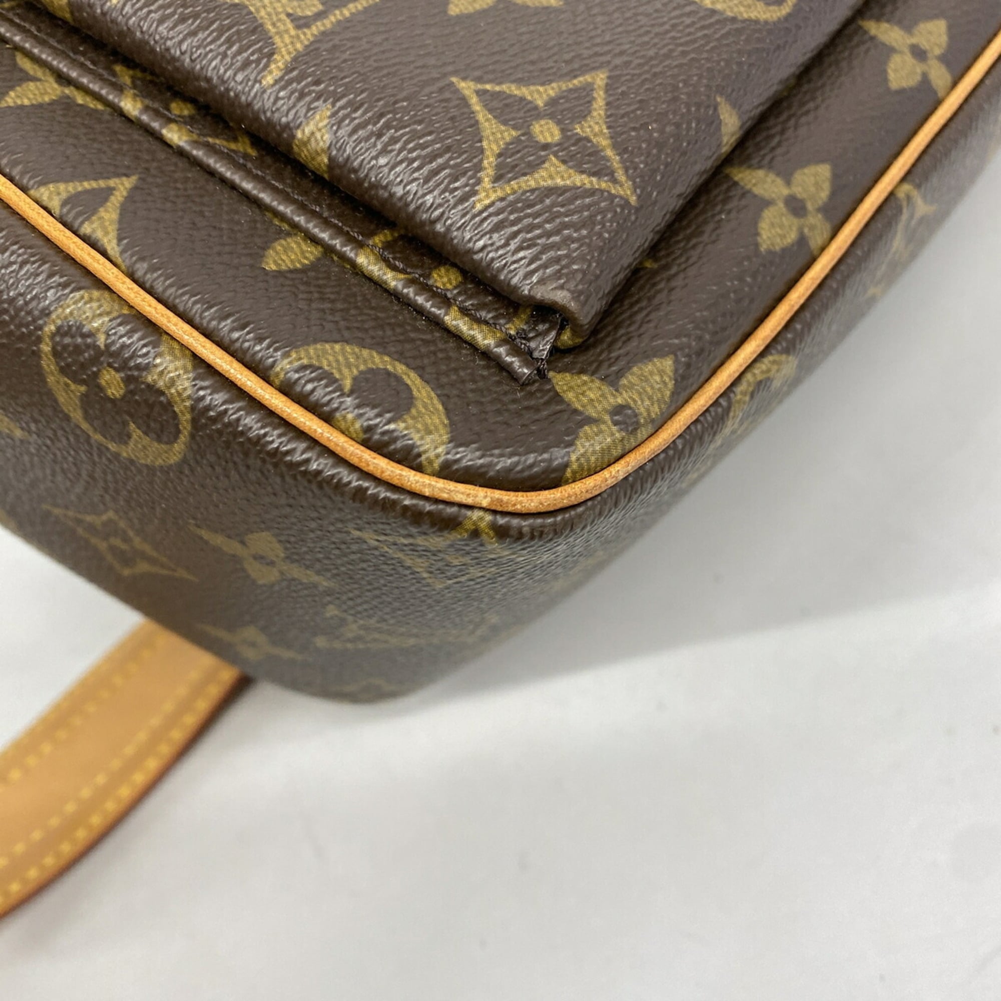 Louis Vuitton Brown Shoulder Bag (Pre-Owned)