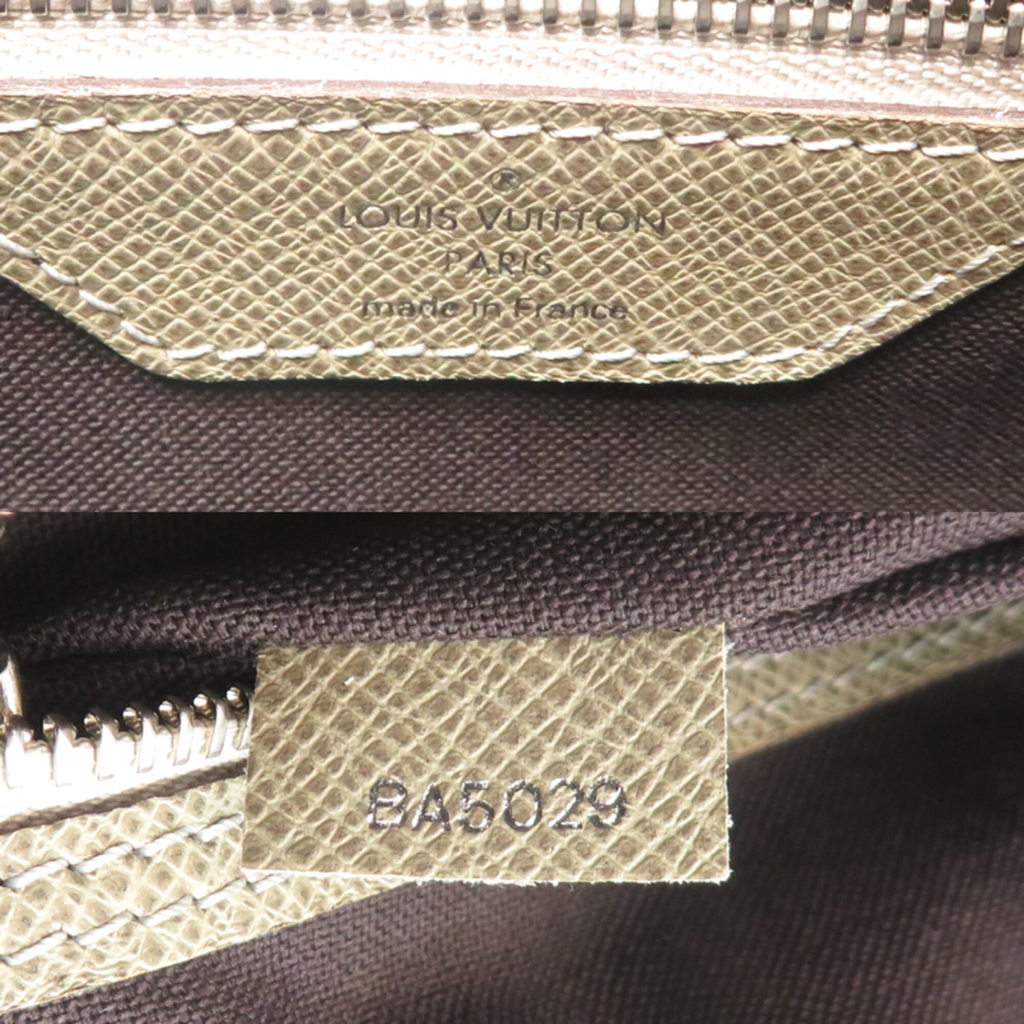 Louis Vuitton Polaire Taiga Leather Shoulder Bag (Pre-Owned)
