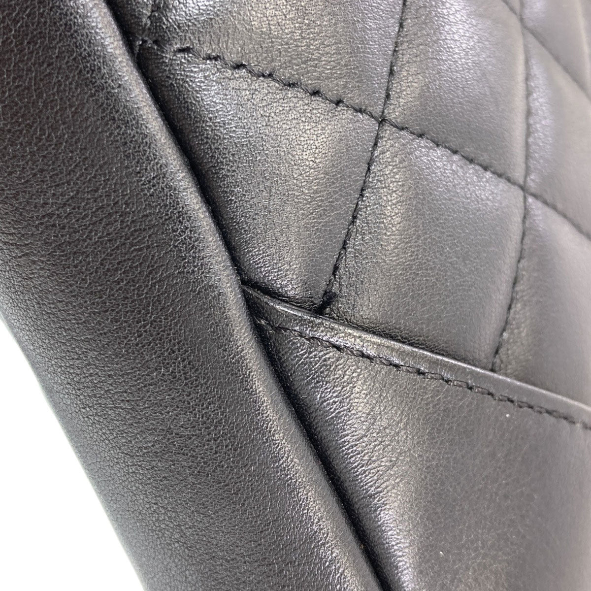 Chanel Black Leather Shoulder Bag (Pre-Owned)