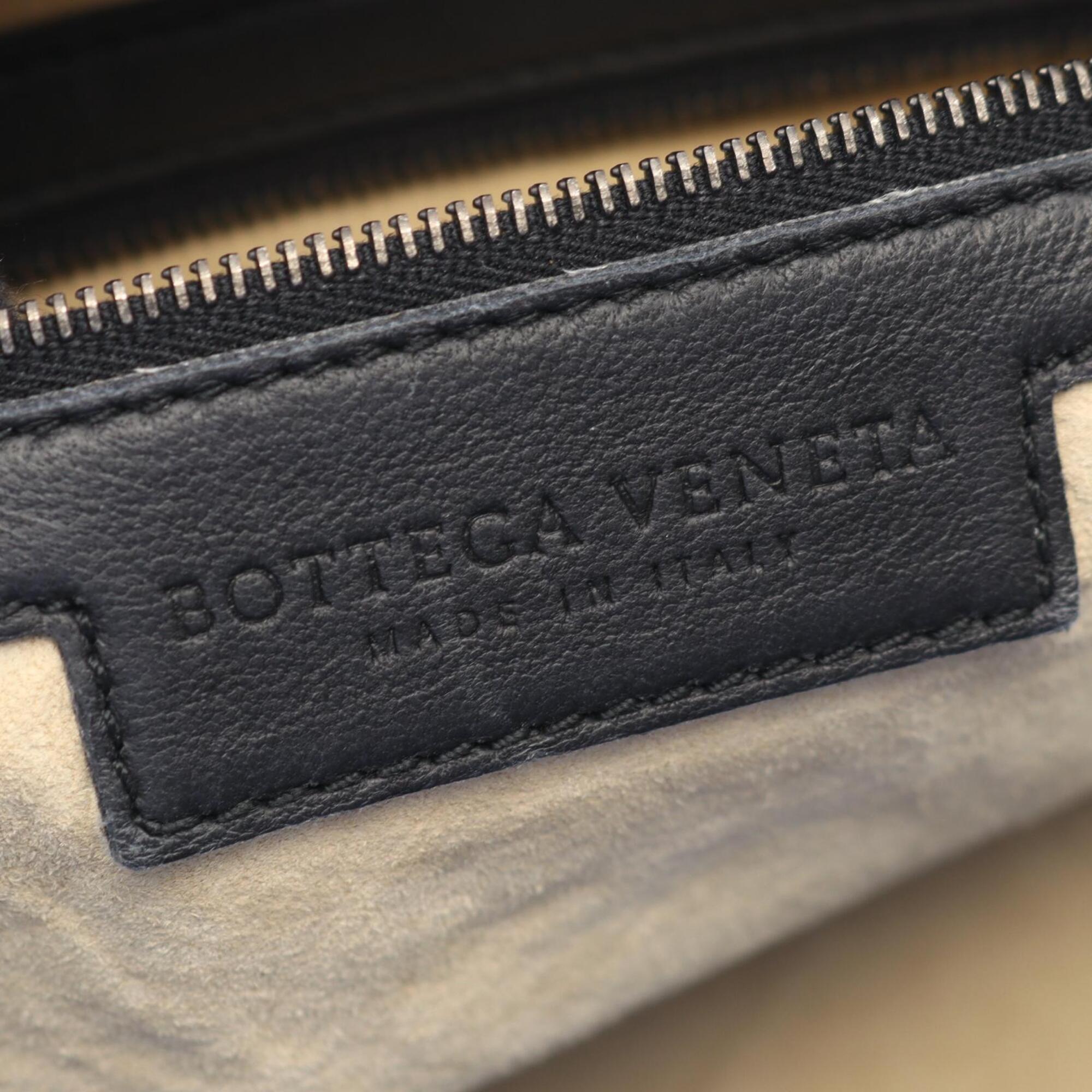 Bottega Veneta Black Intrecciato Boston Bag Handbag (Pre-Owned)