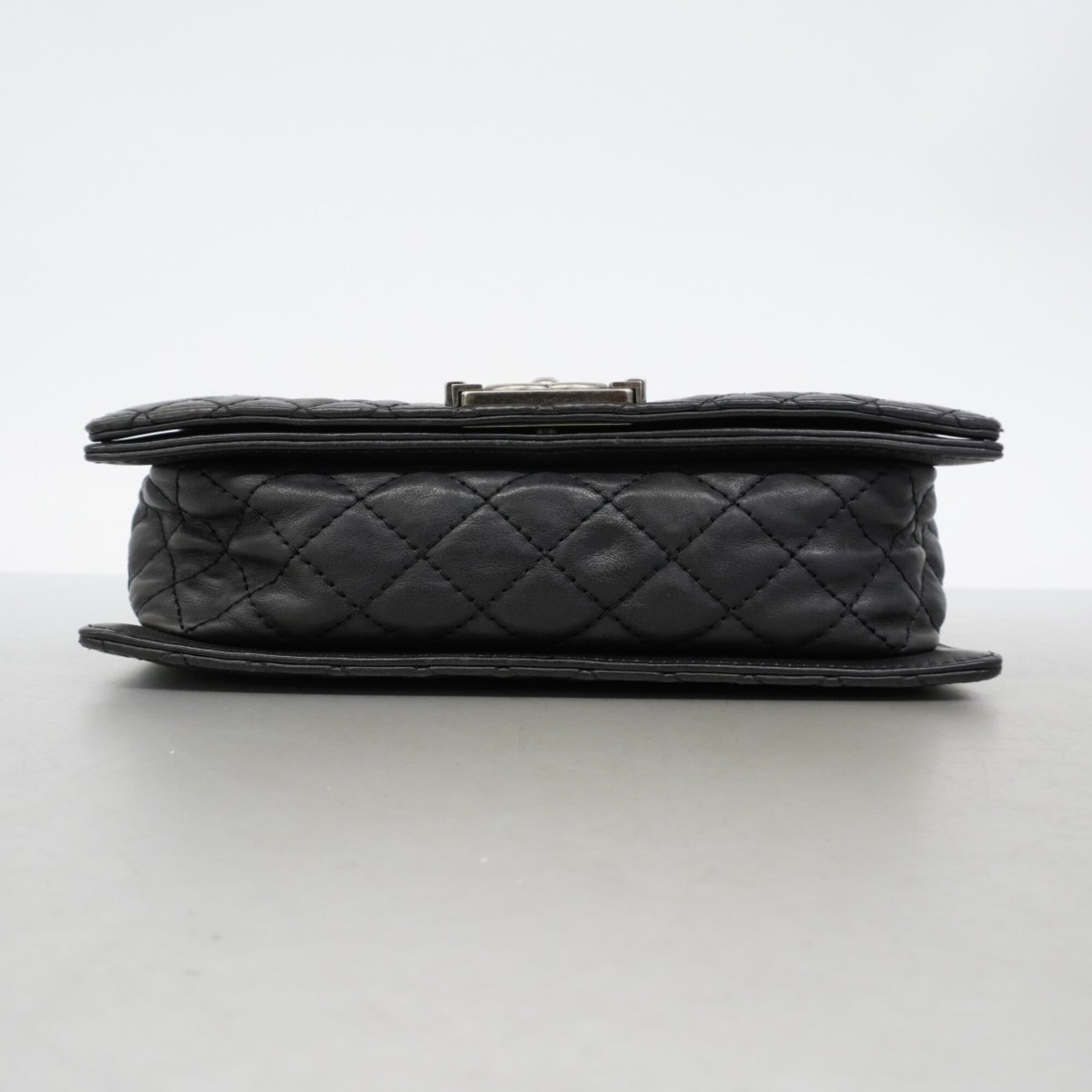 Chanel Black Leather Shoulder Bag (Pre-Owned)