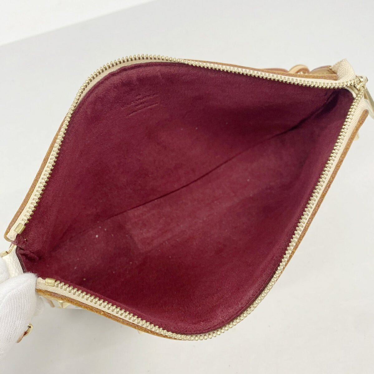 Louis Vuitton Blanc Pouch (Pre-Owned)