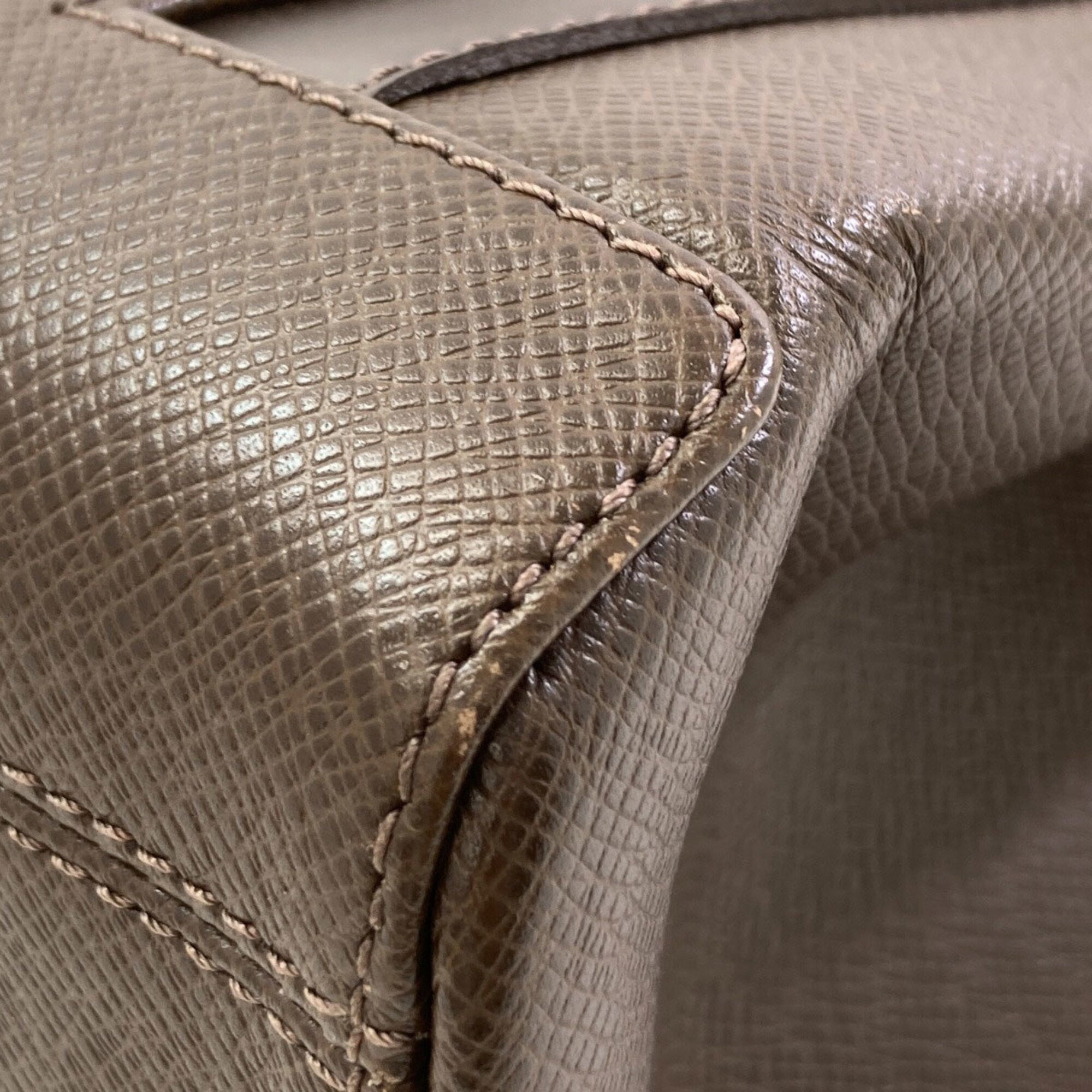 Louis Vuitton Grizzly Taiga Leather Tote Bag (Pre-Owned)