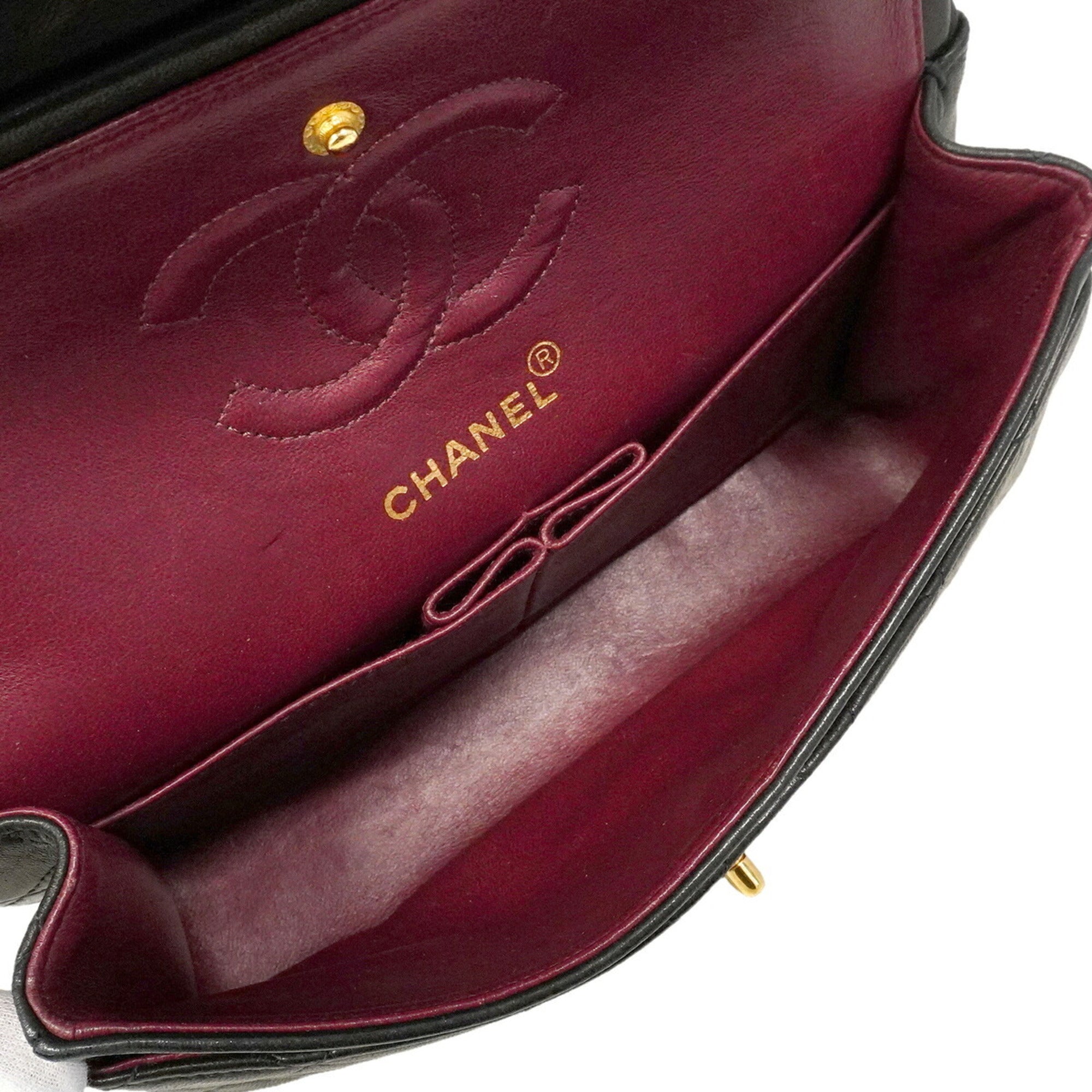 Chanel Black Leather Shoulder Bag (Pre-Owned)