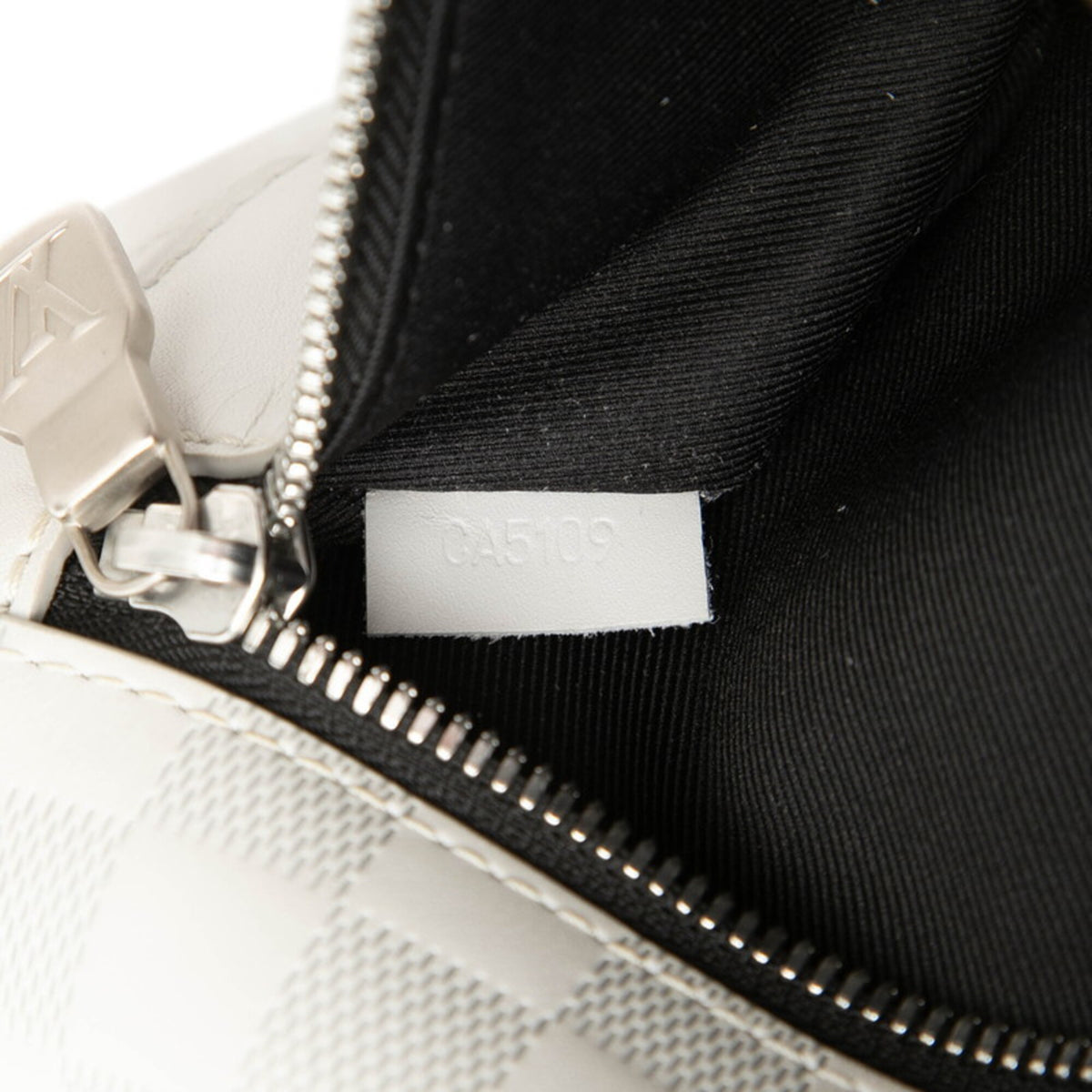 Louis Vuitton Blanc White Leather Sling Bag (Pre-Owned)