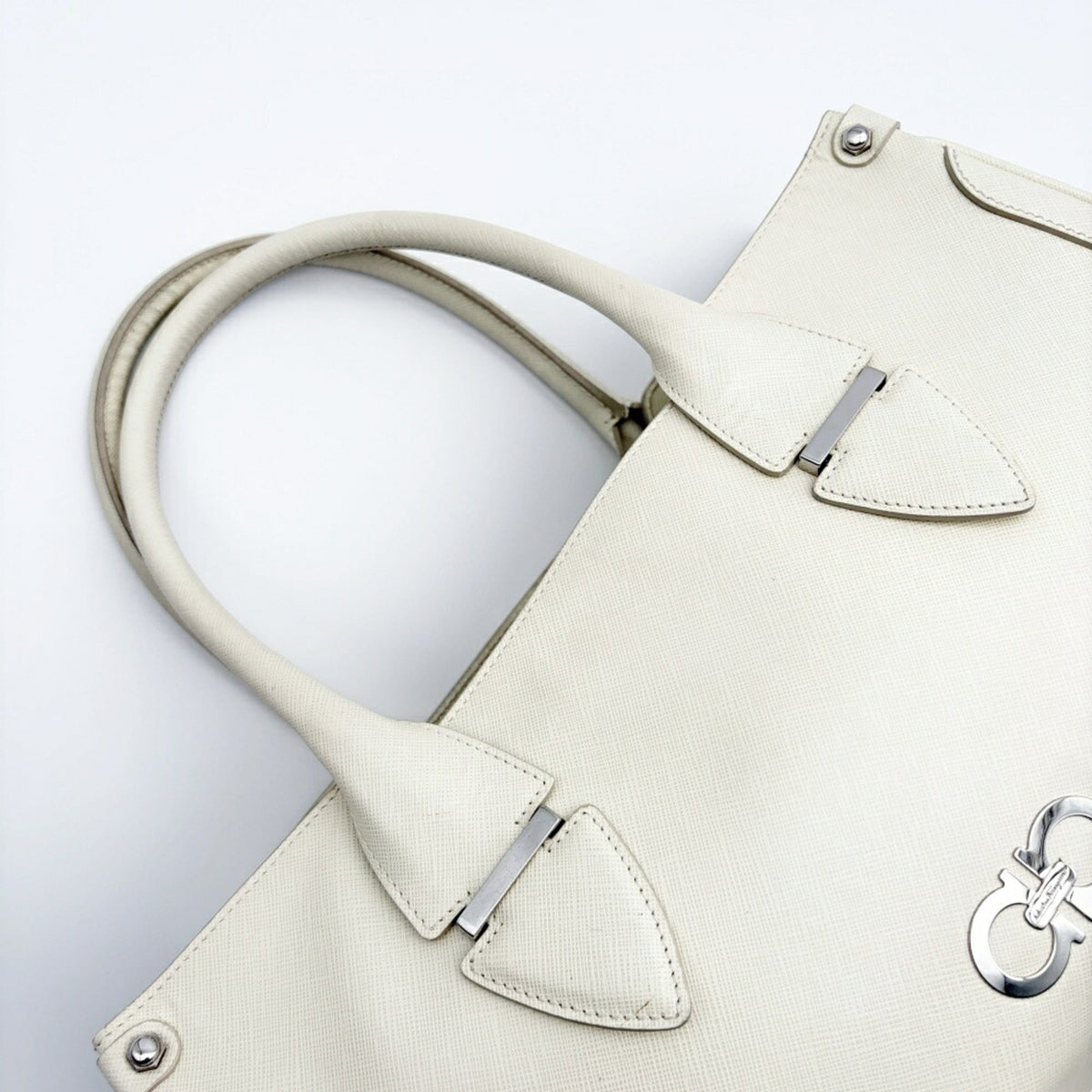 Salvatore Ferragamo Gancini Ivory Leather Tote Bag (Pre-Owned)