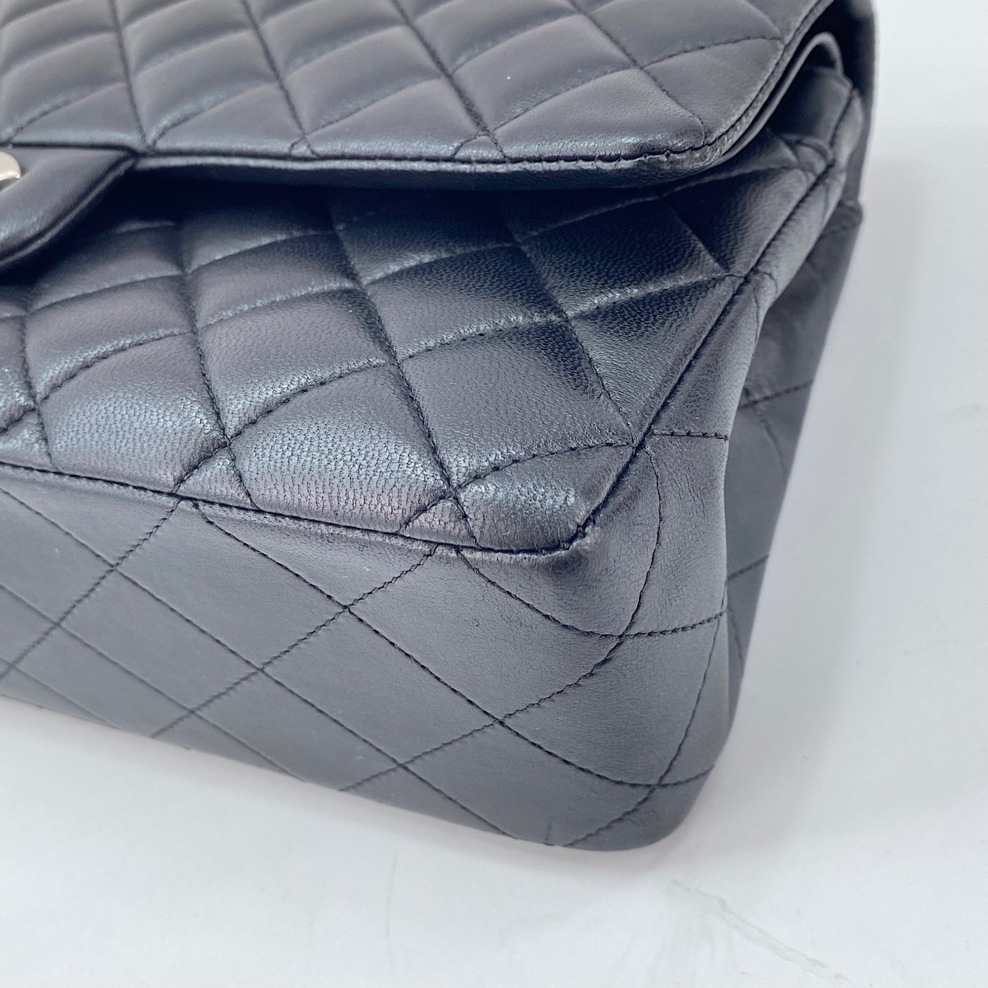 Chanel Black Shoulder Bag (Pre-Owned)