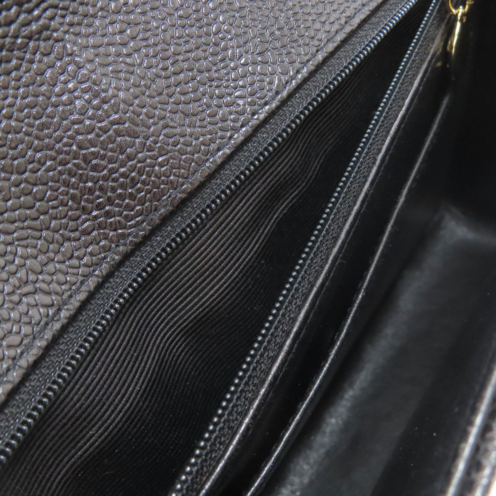 Chanel Black Leather Shoulder Bag (Pre-Owned)