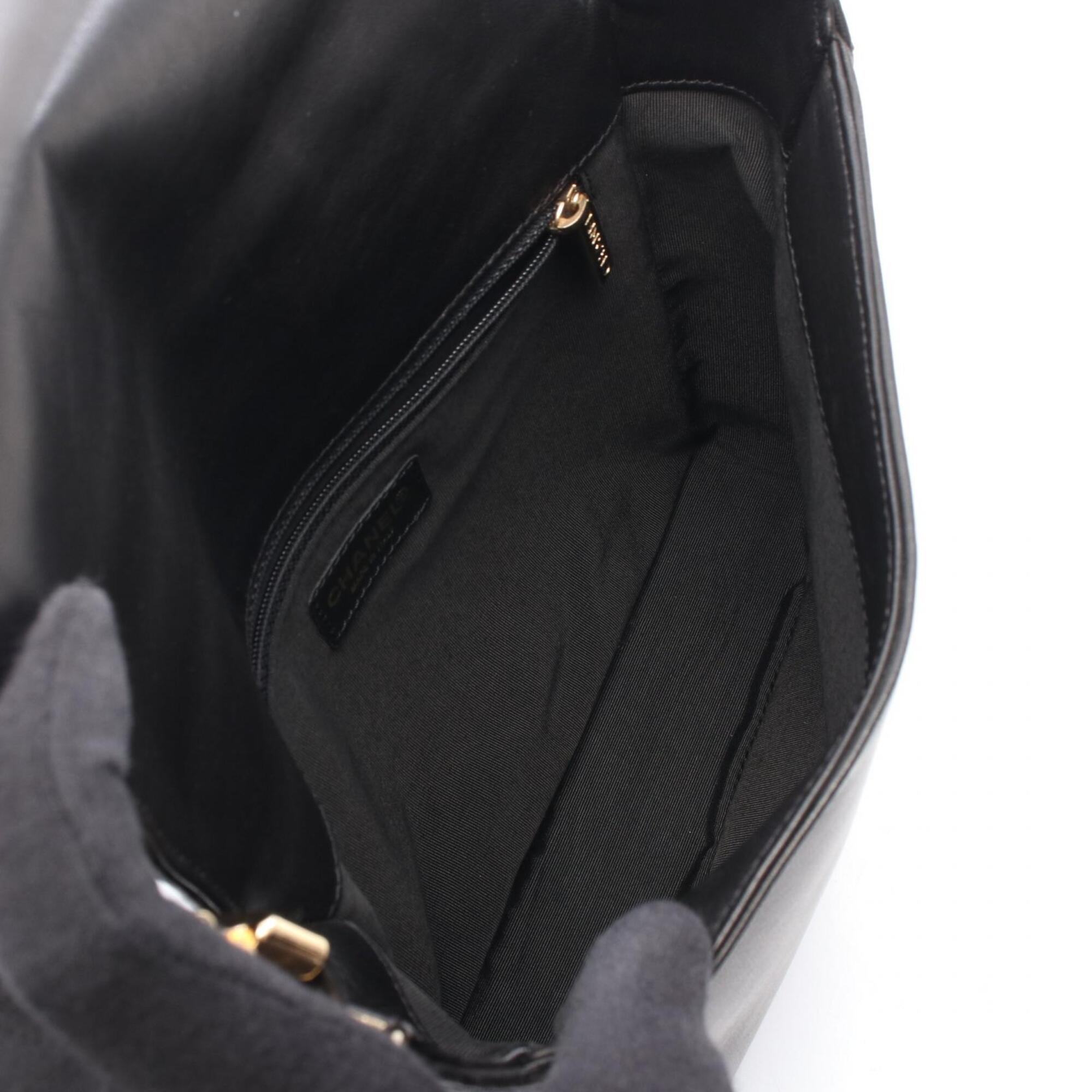 Chanel Black Leather Shoulder Bag (Pre-Owned)