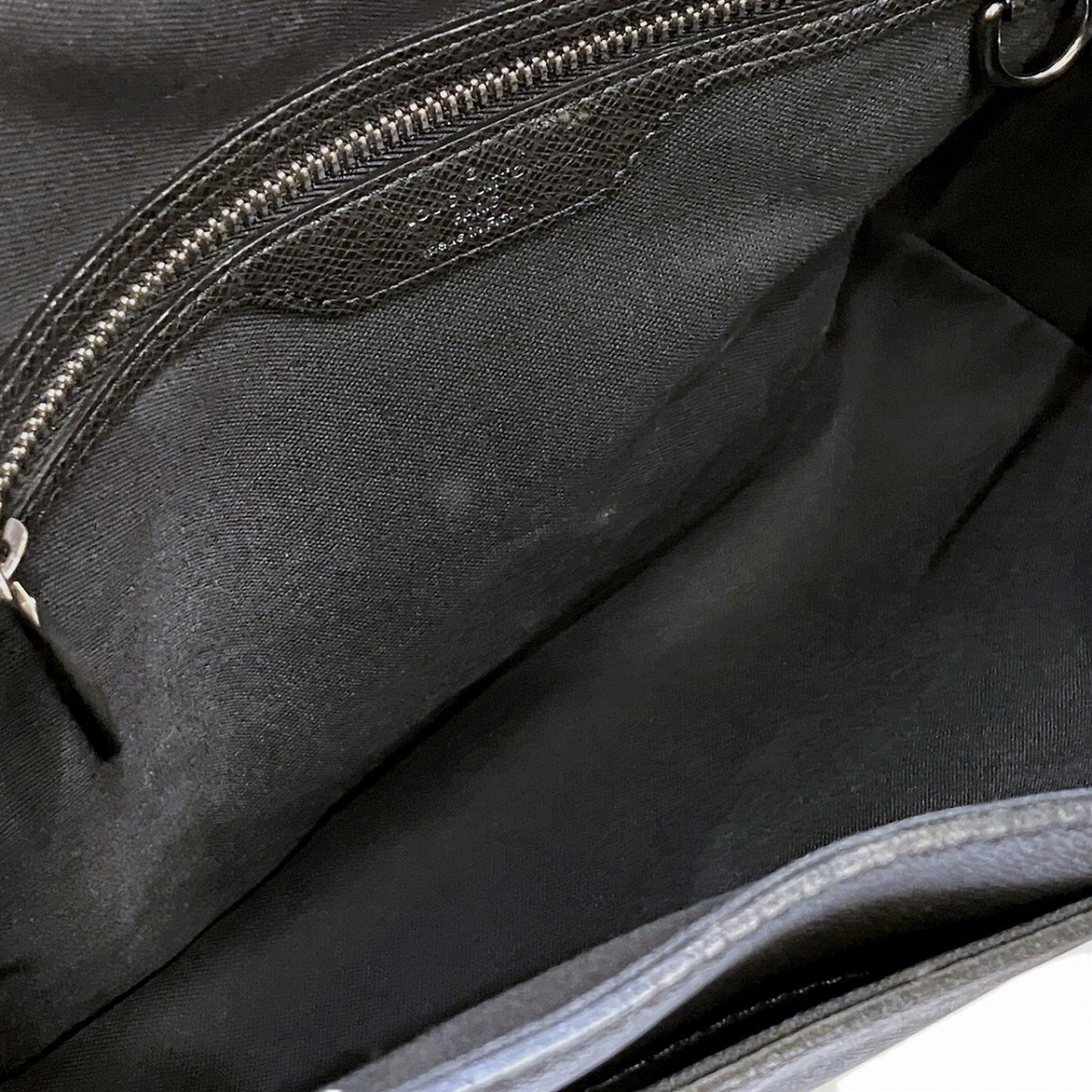 Louis Vuitton Taiga Black Leather Shoulder Bag (Pre-Owned)