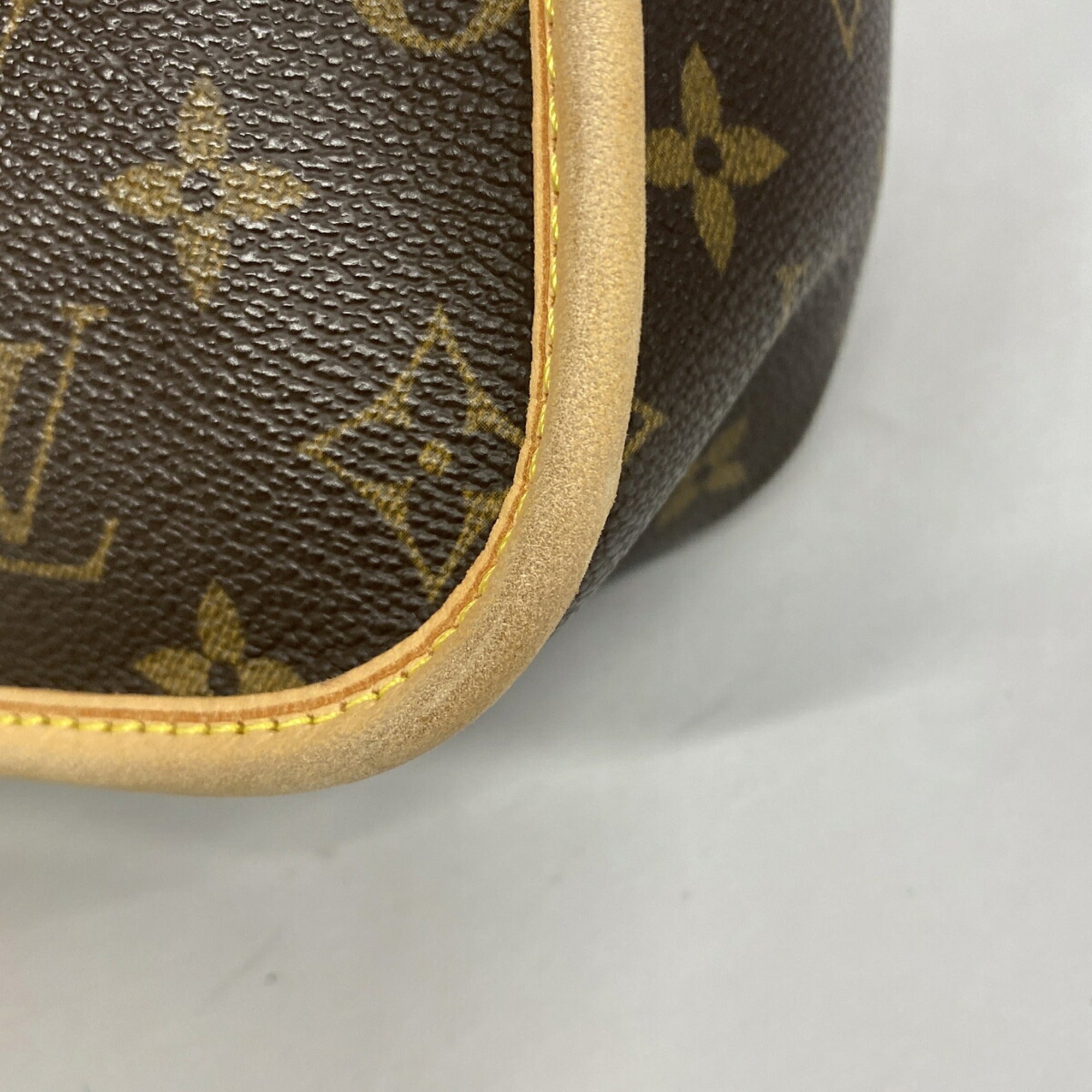 Louis Vuitton Brown Shoulder Bag (Pre-Owned)