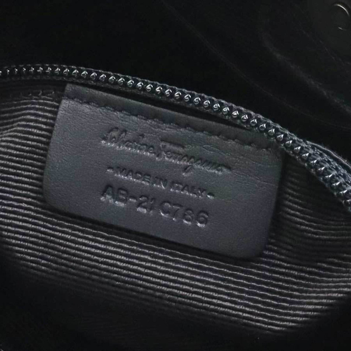 Salvatore Ferragamo Black Leather Shoulder Bag (Pre-Owned)