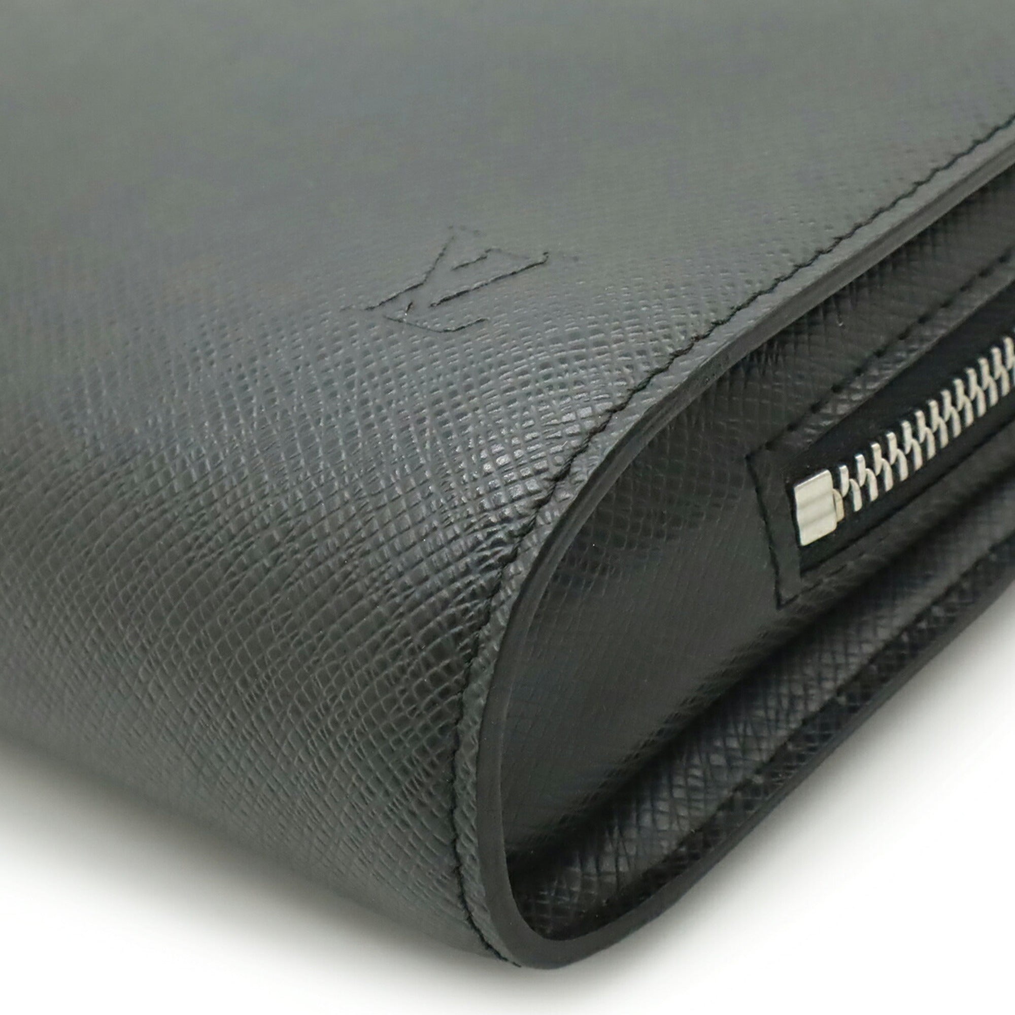 Louis Vuitton Ardoise Black Taiga Leather Clutch Bag Handbag (Pre-Owned)