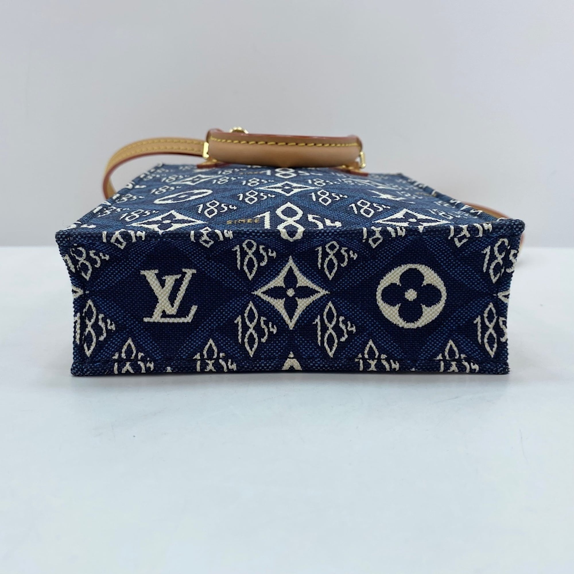 Louis Vuitton Navy Handbag (Pre-Owned)