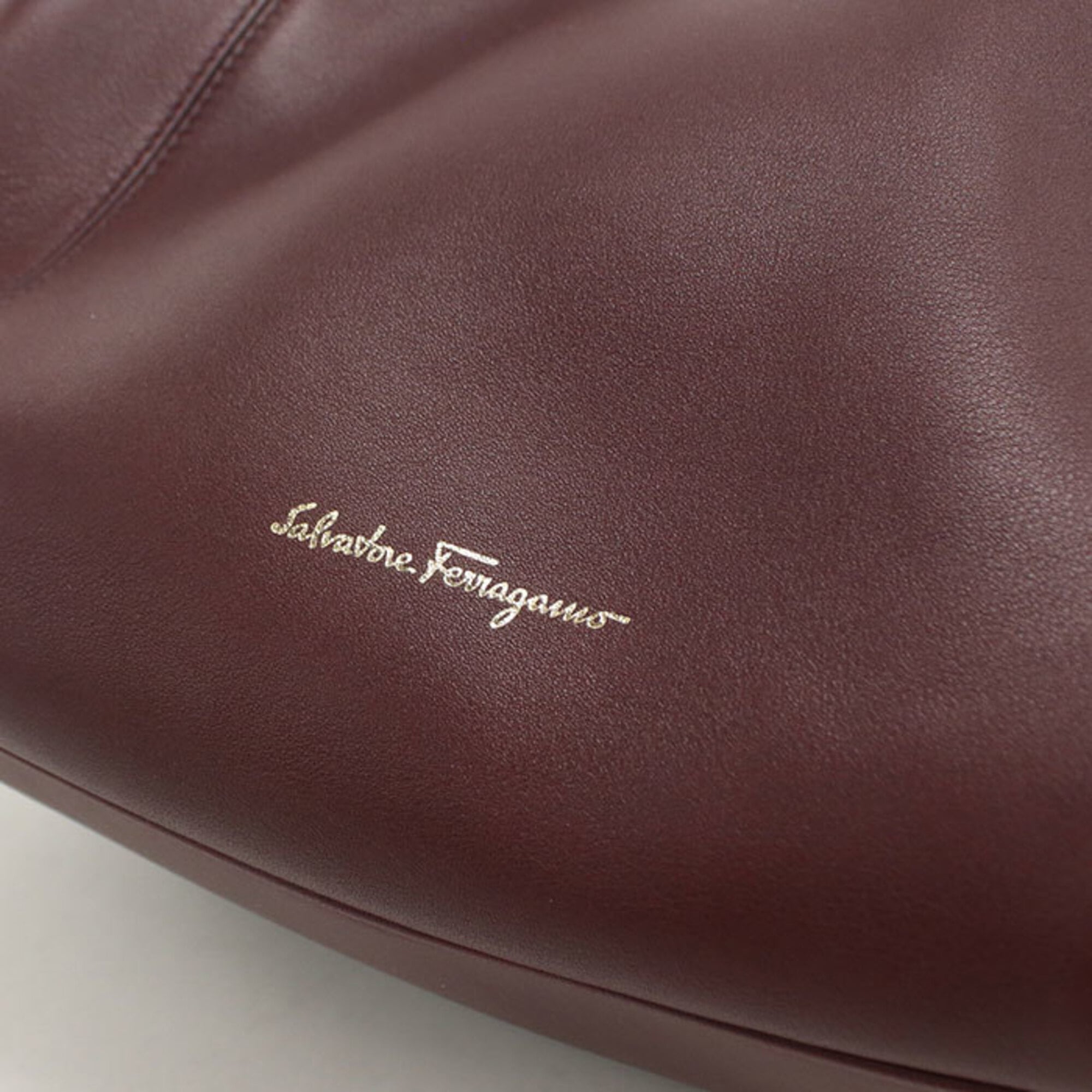 Salvatore Ferragamo Red Color Wine Leather Handbag (Pre-Owned)