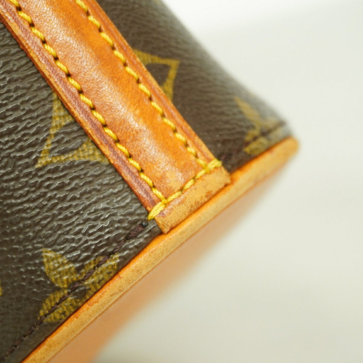 Louis Vuitton Brown Shoulder Bag (Pre-Owned)
