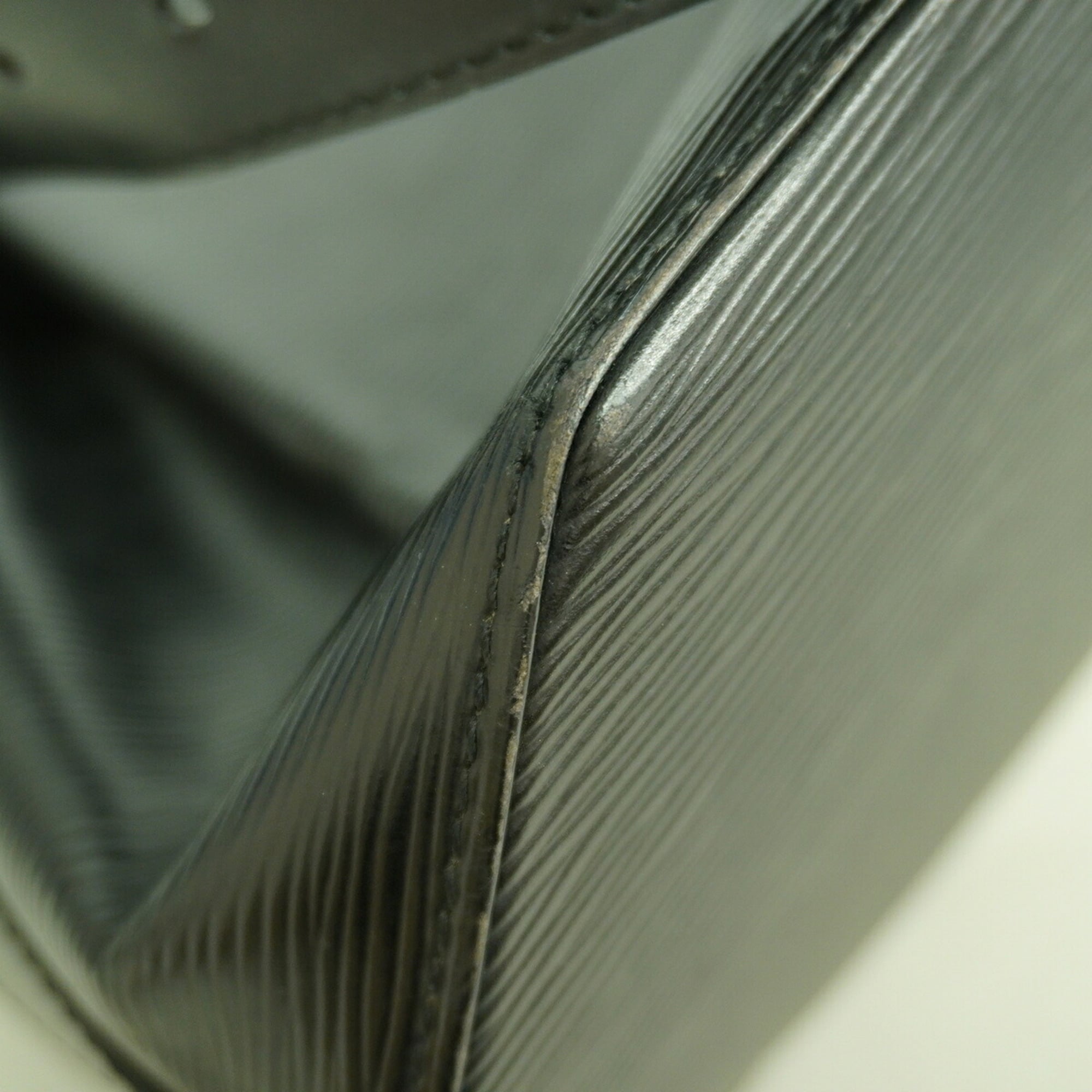 Louis Vuitton Noir Shoulder Bag (Pre-Owned)